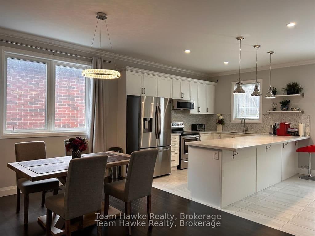 152 Bishop Drive, Barrie, ON L4N 6X8