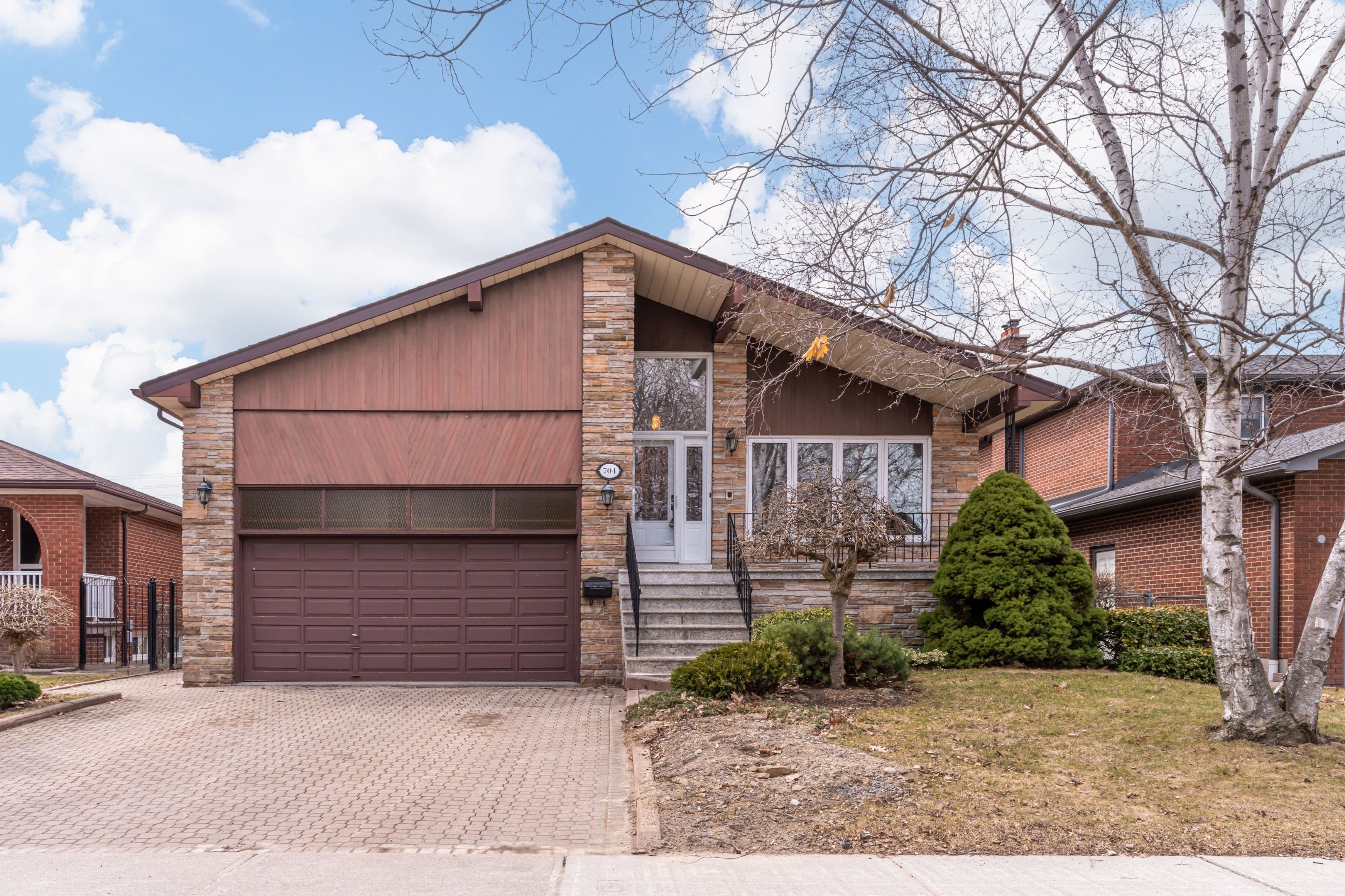 704 Hillman Crescent, Mississauga, ON L4Y 2J2
