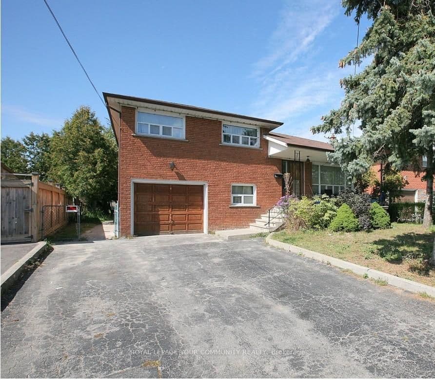 8 Stanwood Crescent, Toronto W05, ON M9M 1Z9