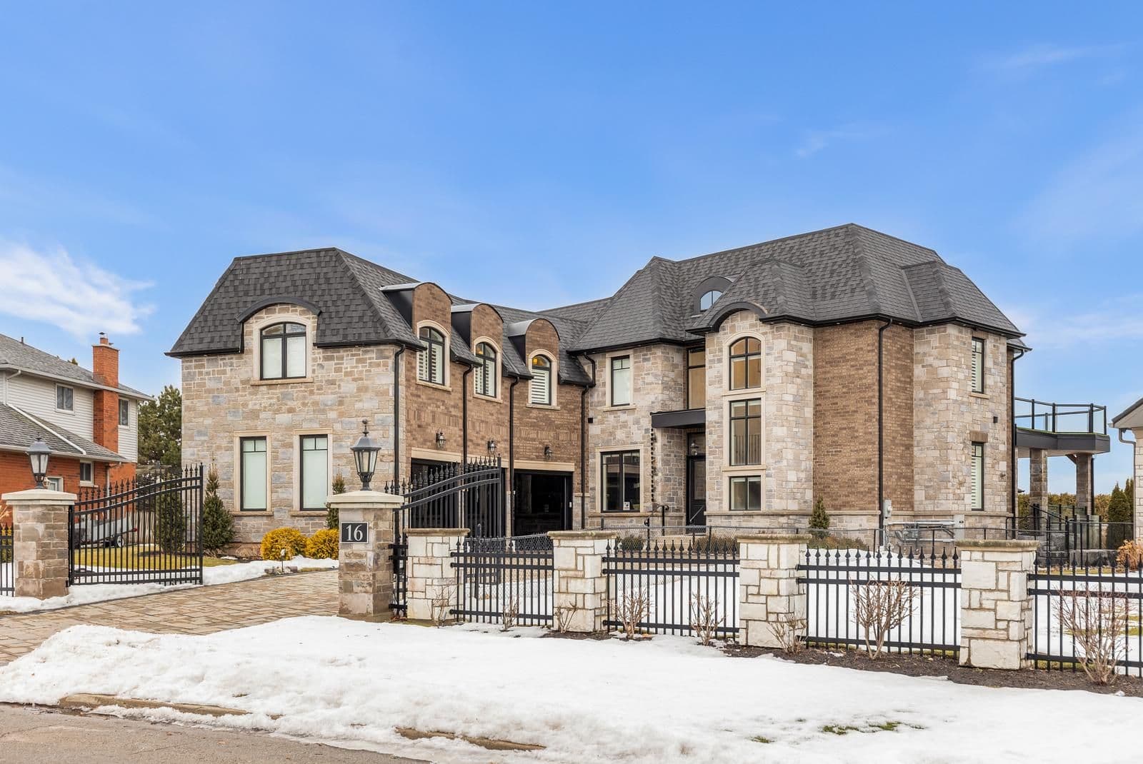 16 SHORELINE Crescent, Grimsby, ON L3M 5B2