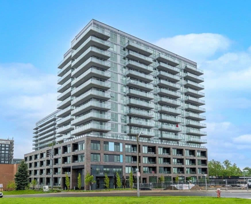 185 Deerfield Road 301, Newmarket, ON L3Y 0G7