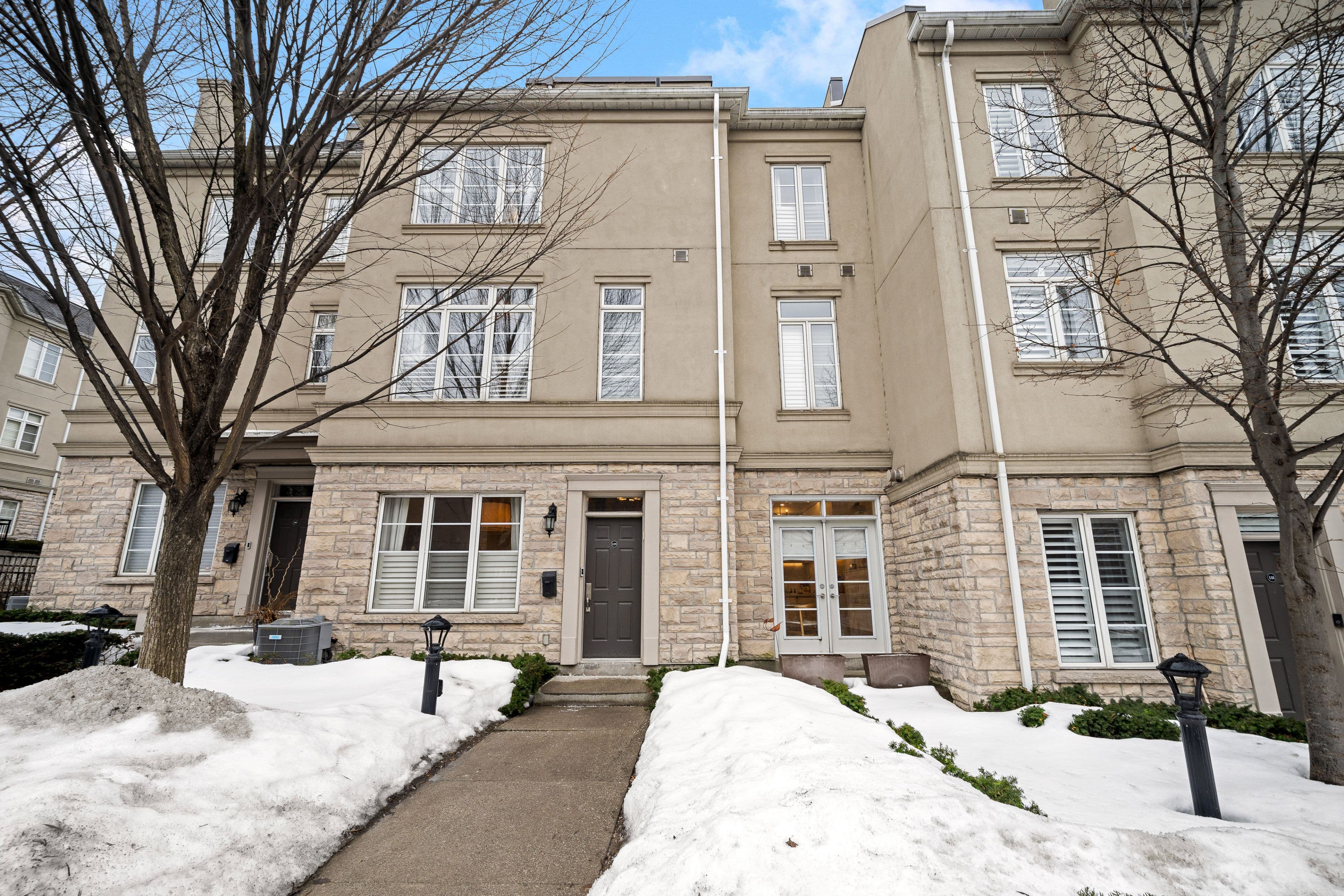 45 York Mills Road 119, Toronto C12, ON M2P 1B6