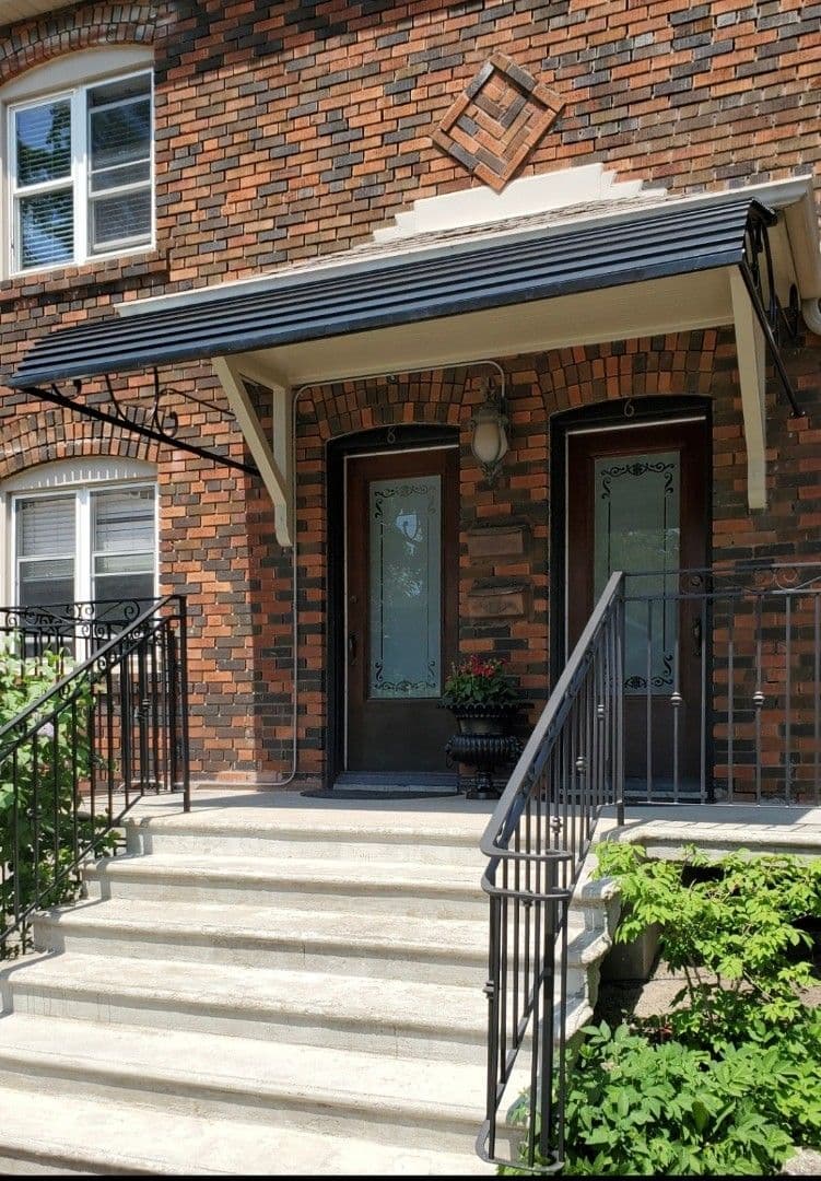 8 Deloraine Avenue Main floor, Toronto C04, ON M5M 2A7