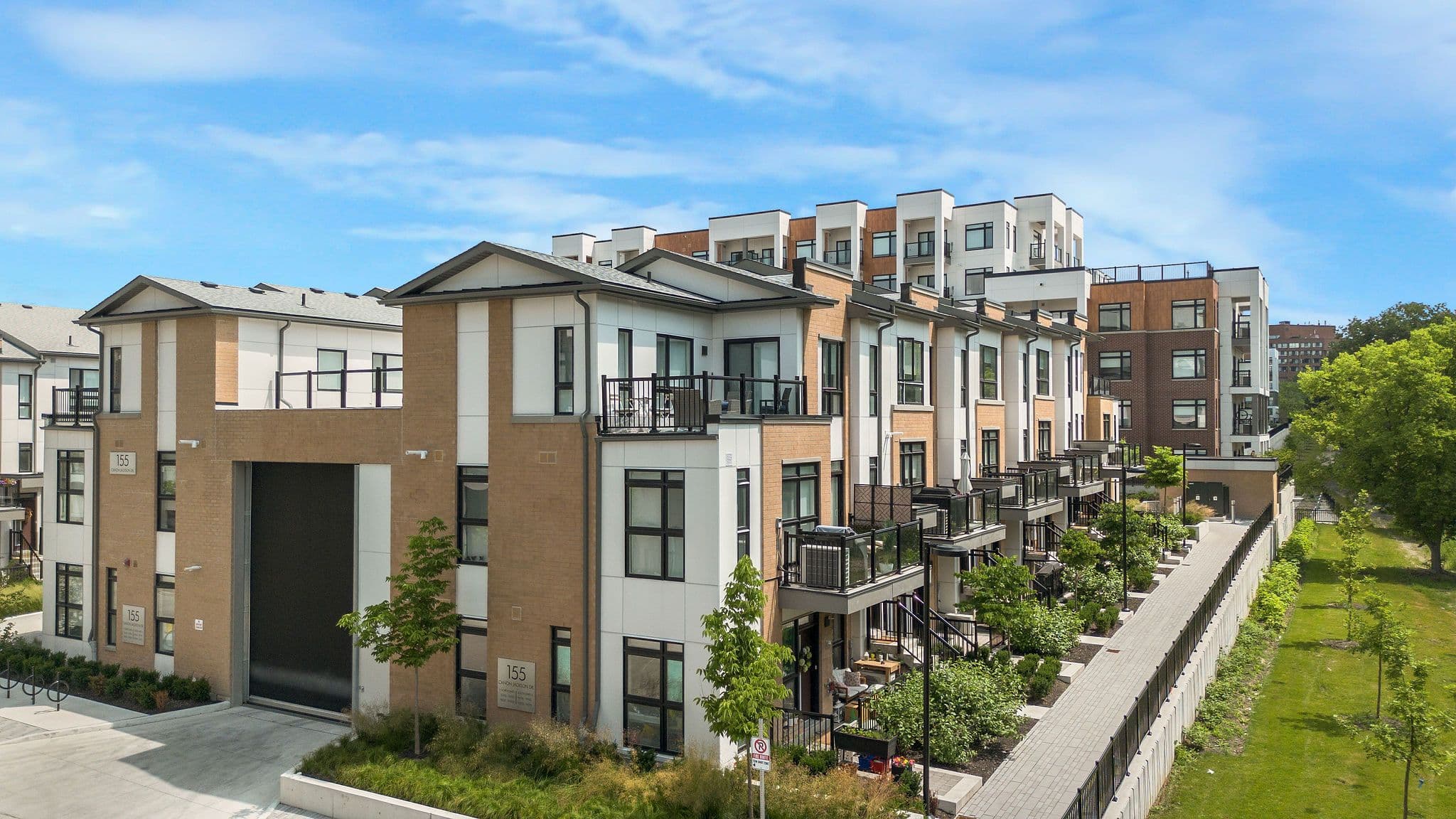 155 Canon Jackson Drive Q-208, Toronto W04, ON M6M 0E1