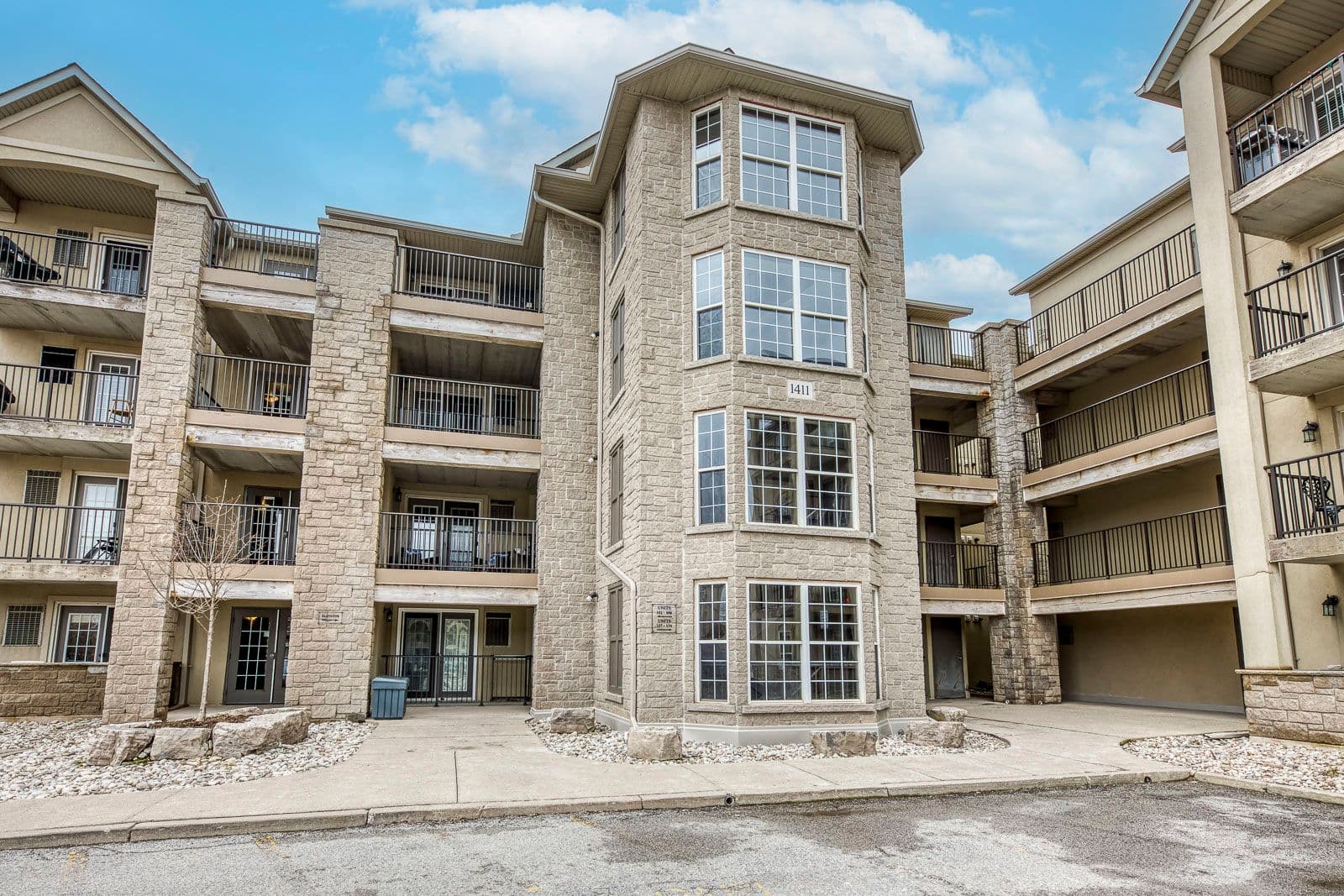 1411 Walkers Line 302, Burlington, ON L7M 4P5