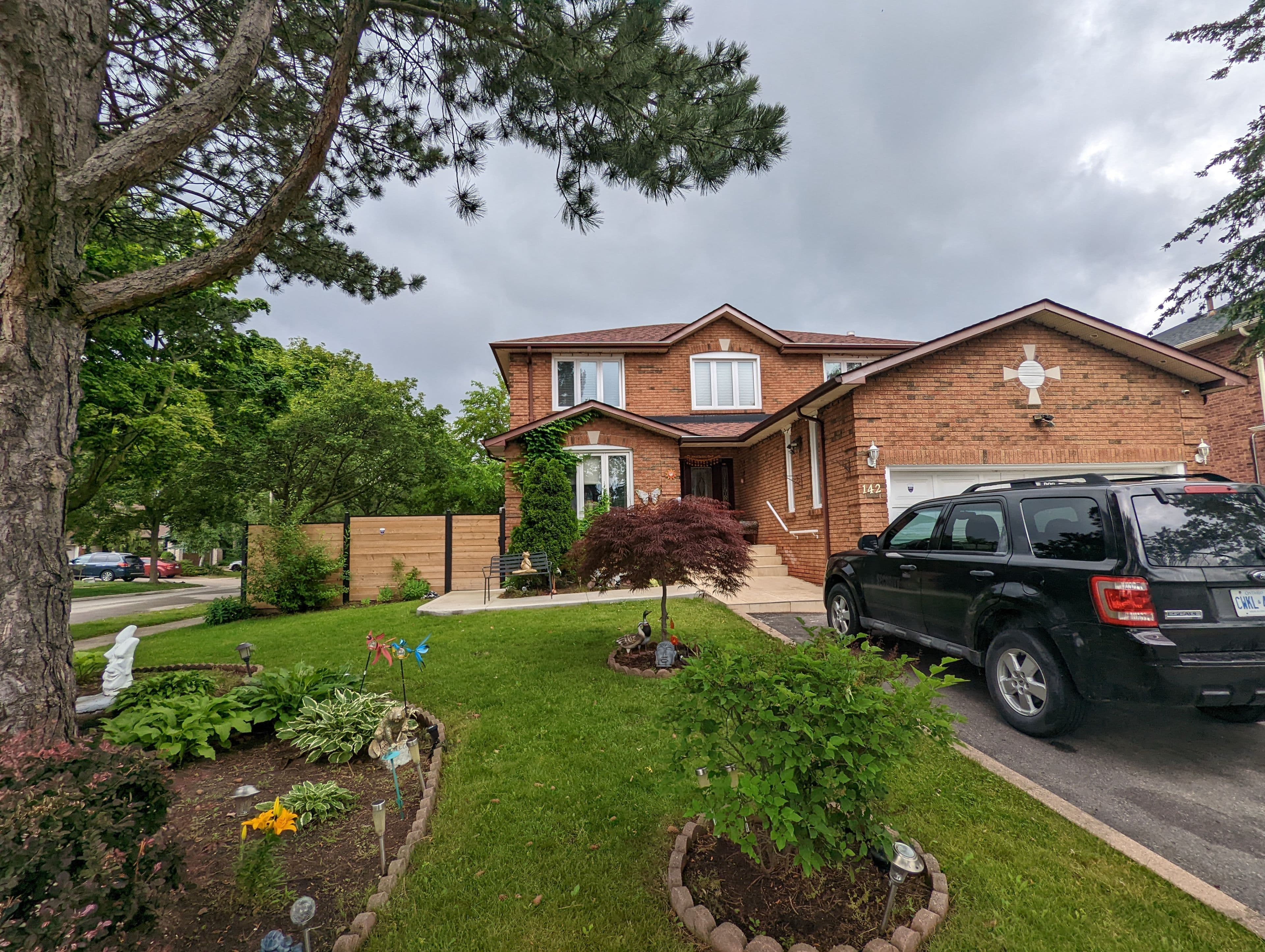 142 Whitchurch Mews, Mississauga, ON L5A 4B3