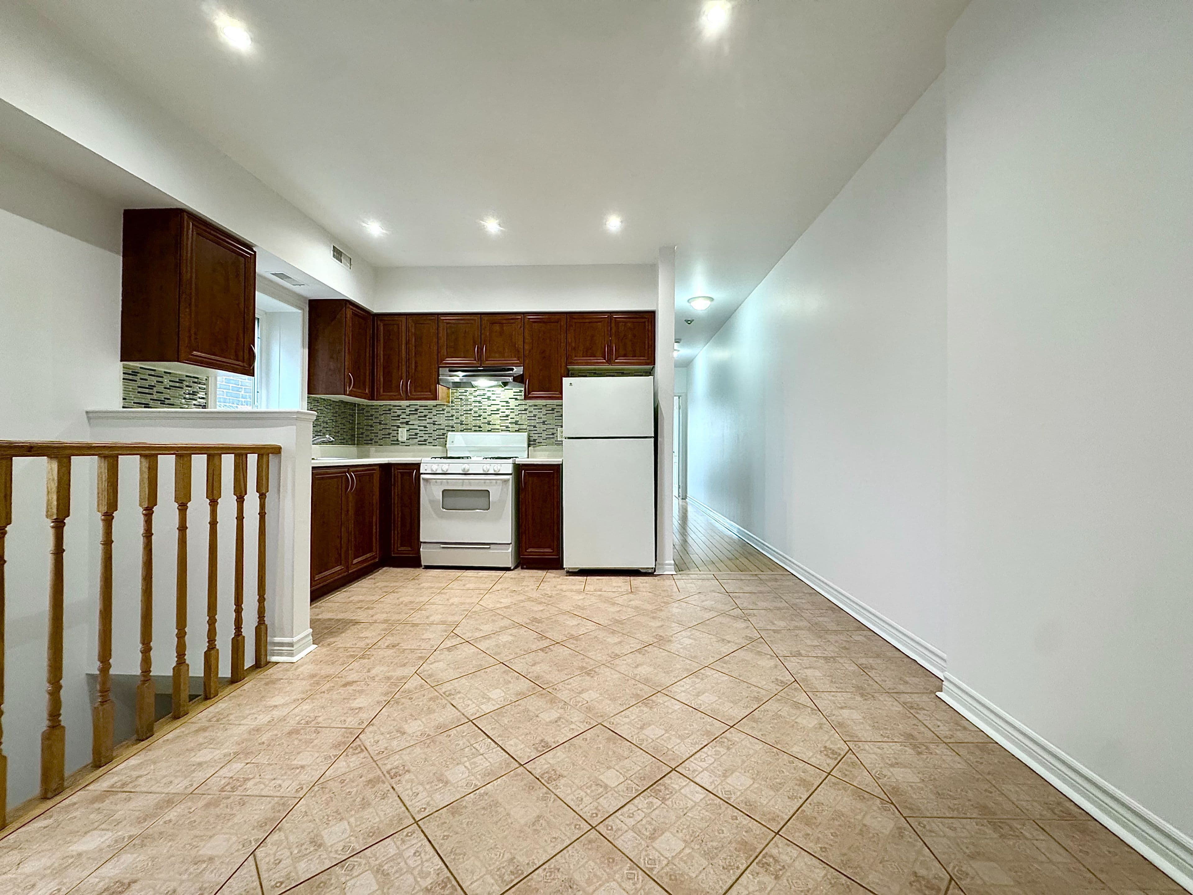 2417 Dundas Street 4, Toronto W02, ON M6P 1X3