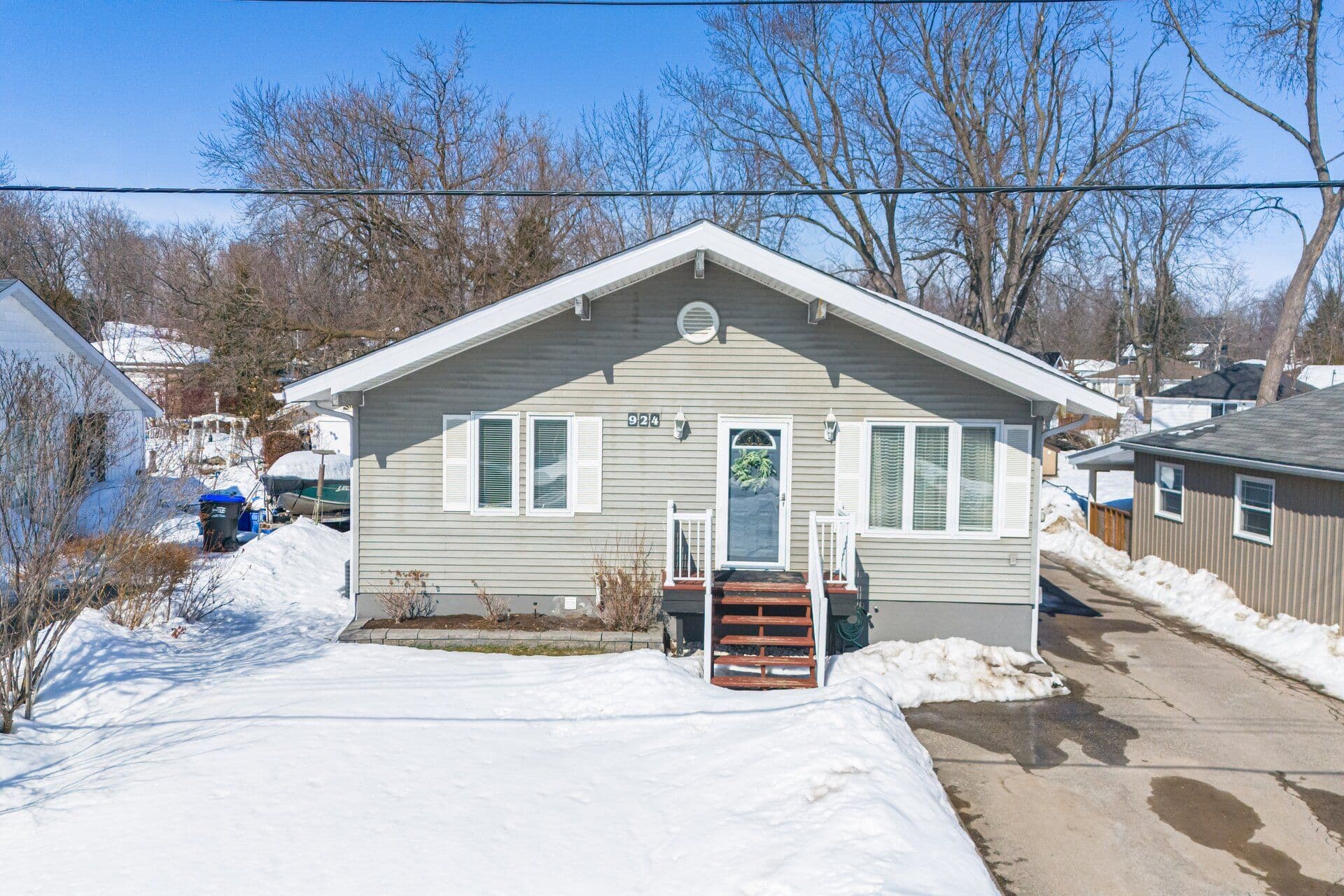 924 Vicrol Drive, Innisfil, ON L9S 1V4