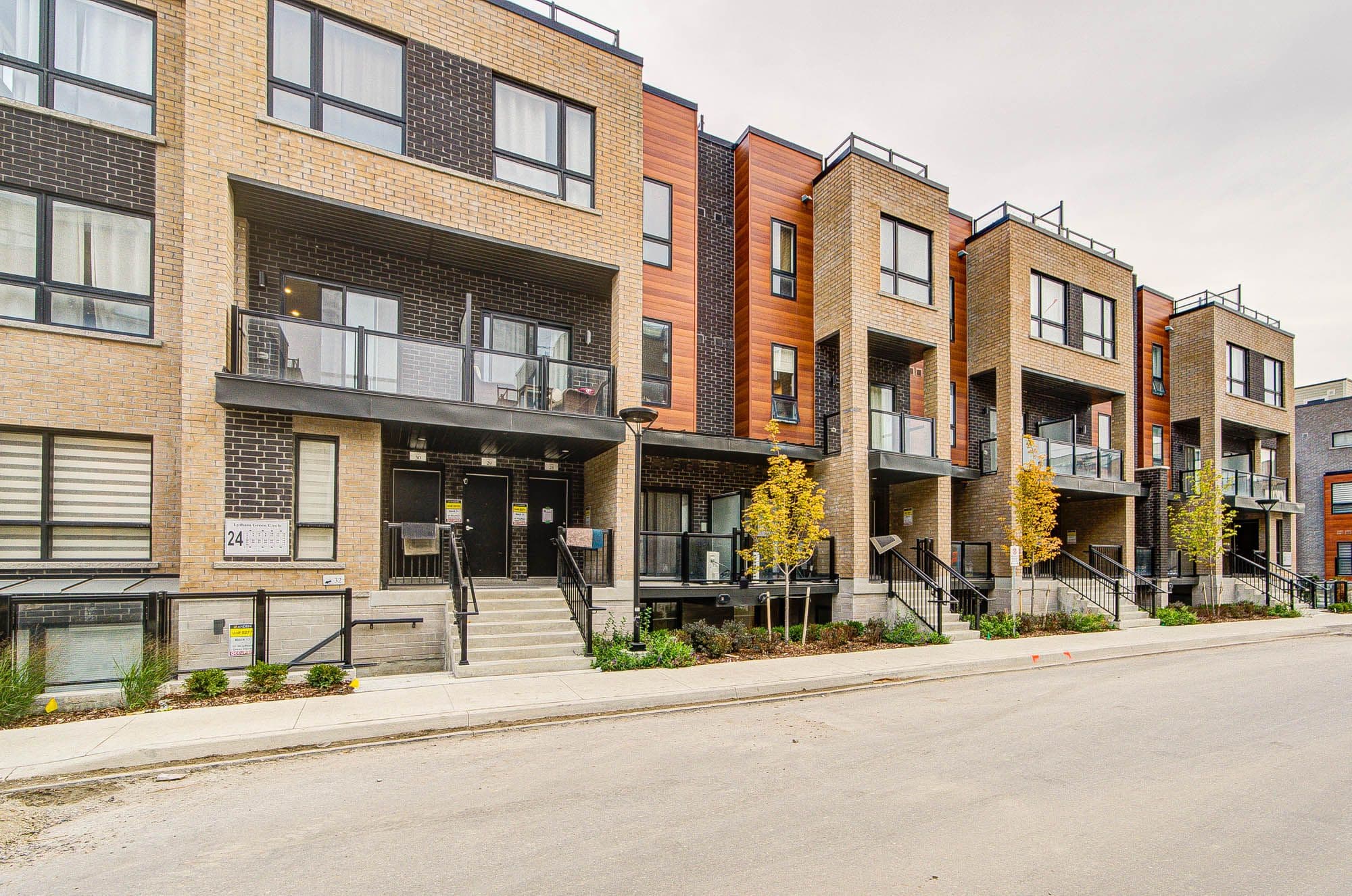 24 Lytham Green Circle 16, Newmarket, ON L3Y 0H4