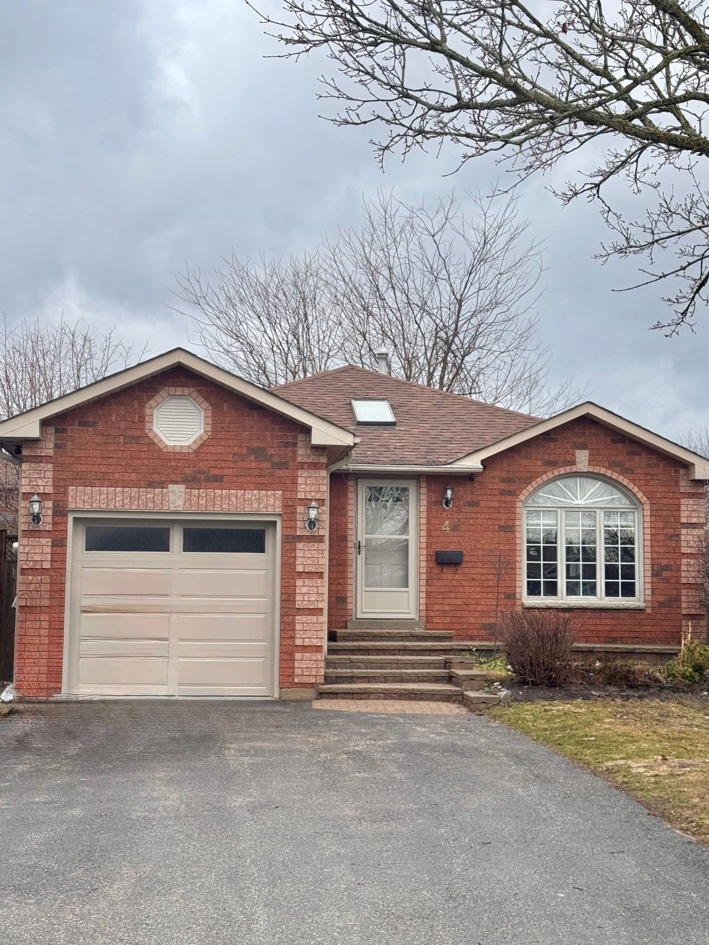 4 Irish Lane, Barrie, ON L4M 6H8
