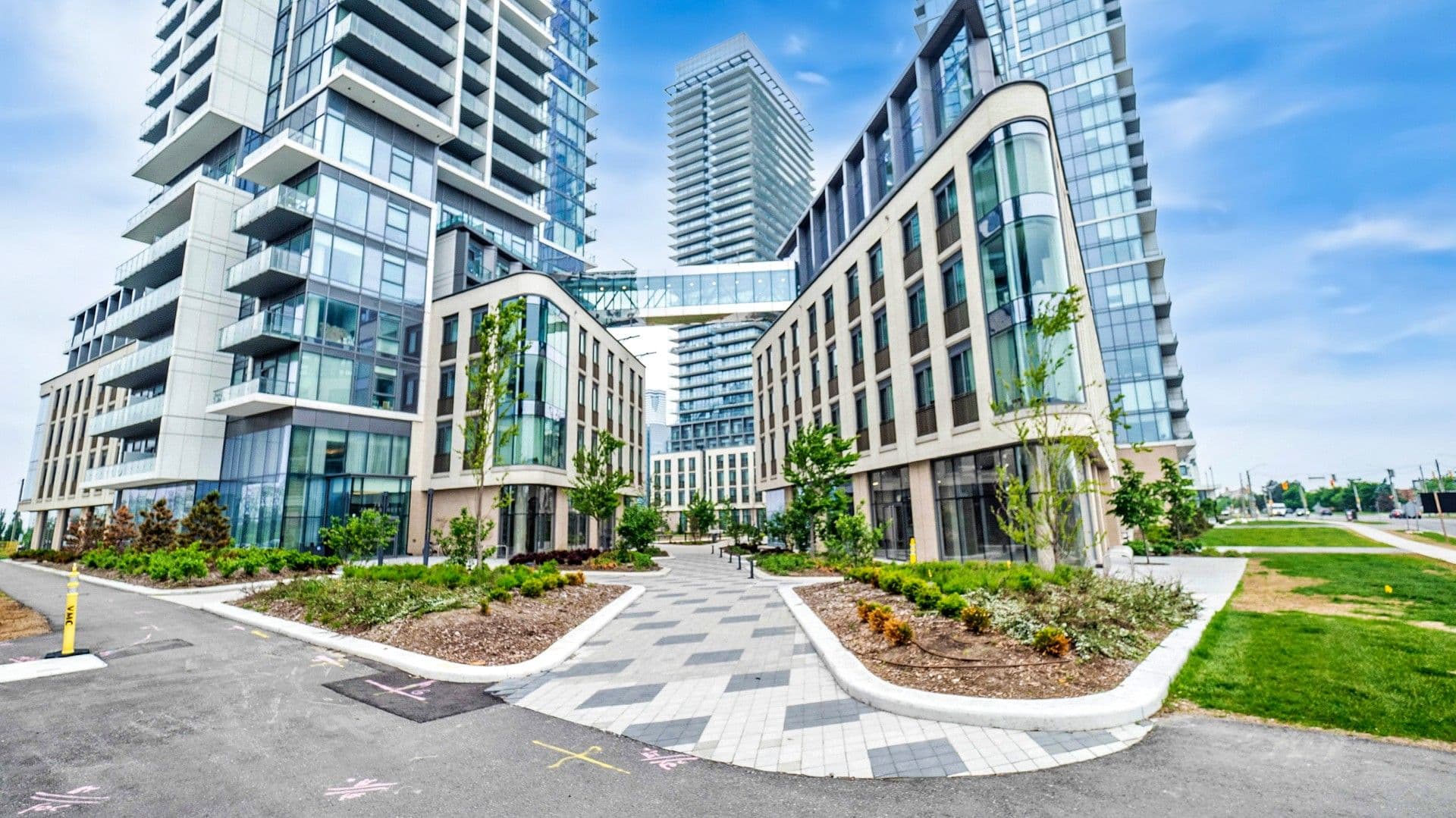 1000 Portage Parkway 902, Vaughan, ON L4K 0L1