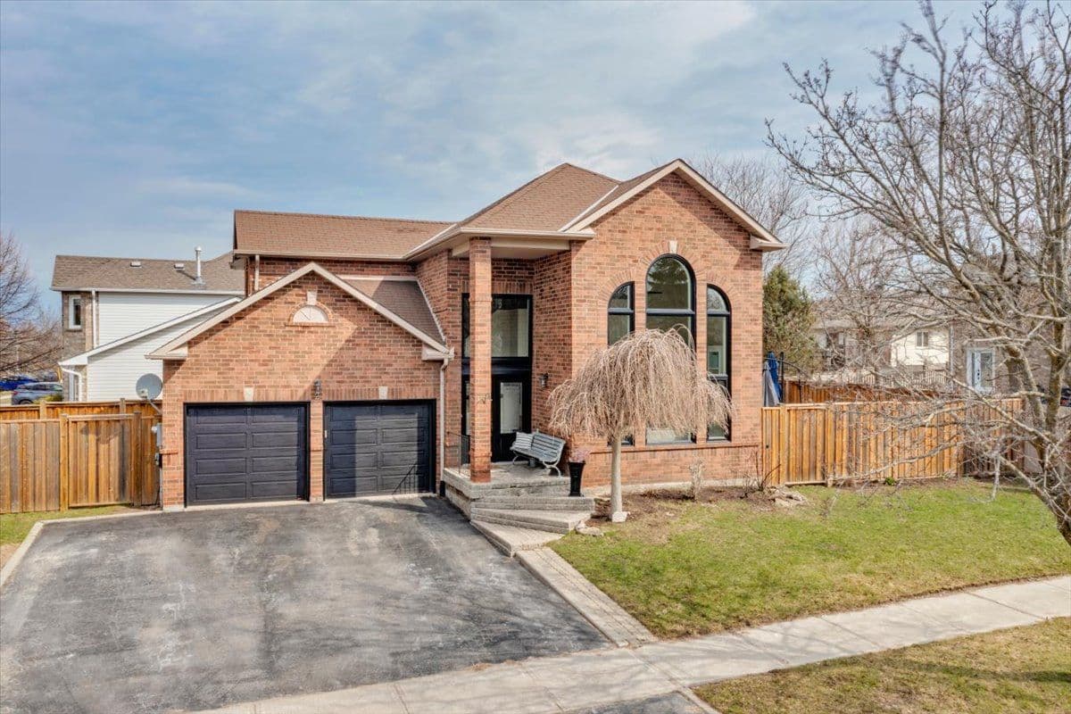2 Royal Amber Crescent, East Gwillimbury, ON L0G 1M0