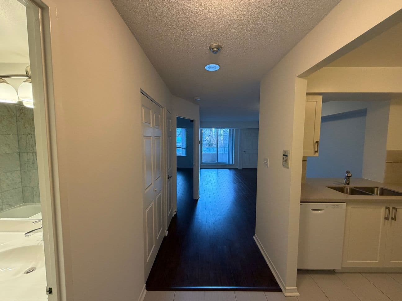 18 Hillcrest Avenue 406, Toronto C14, ON M2N 6T5