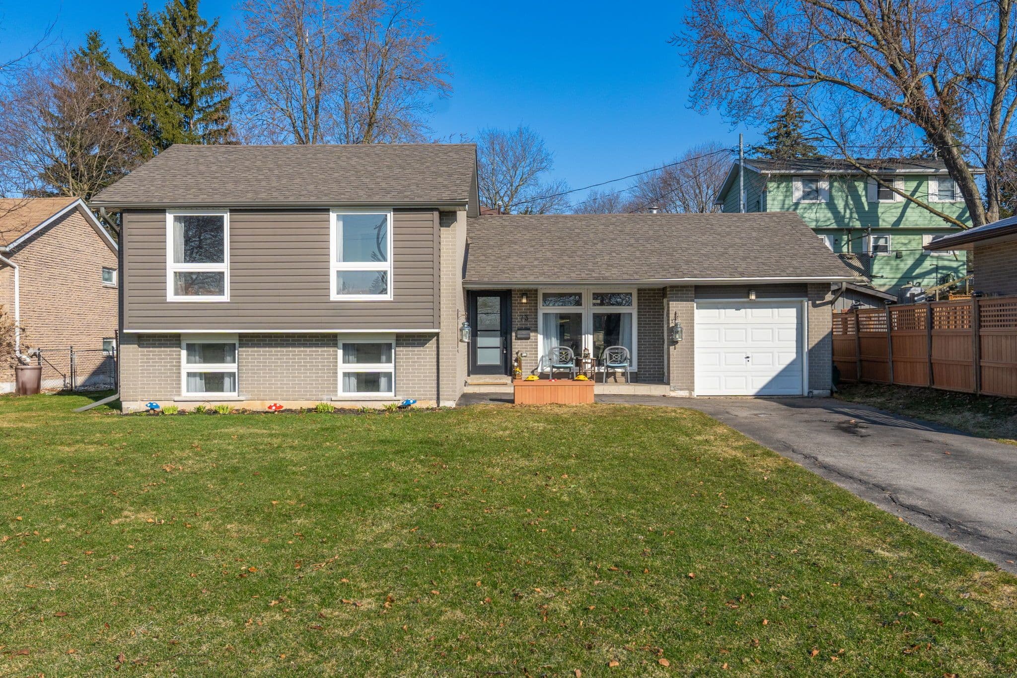 73 Elizabeth Drive, Halton Hills, ON L7J 1B4