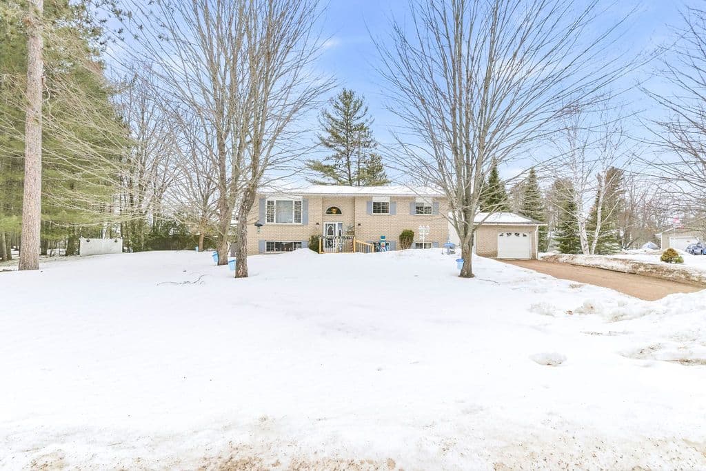 2 Blue Jay Way, Petawawa, ON K8H 3N9