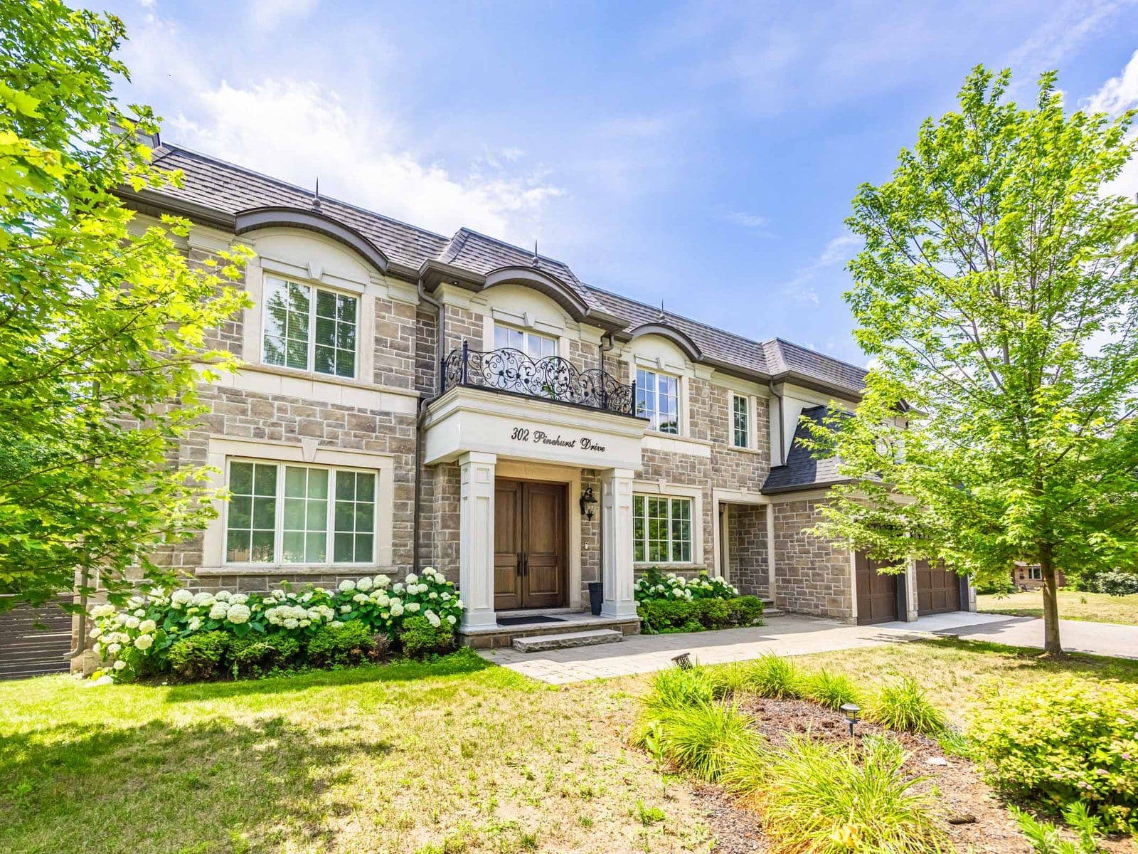 302 Pinehurst Drive W, Oakville, ON L6J 4X3