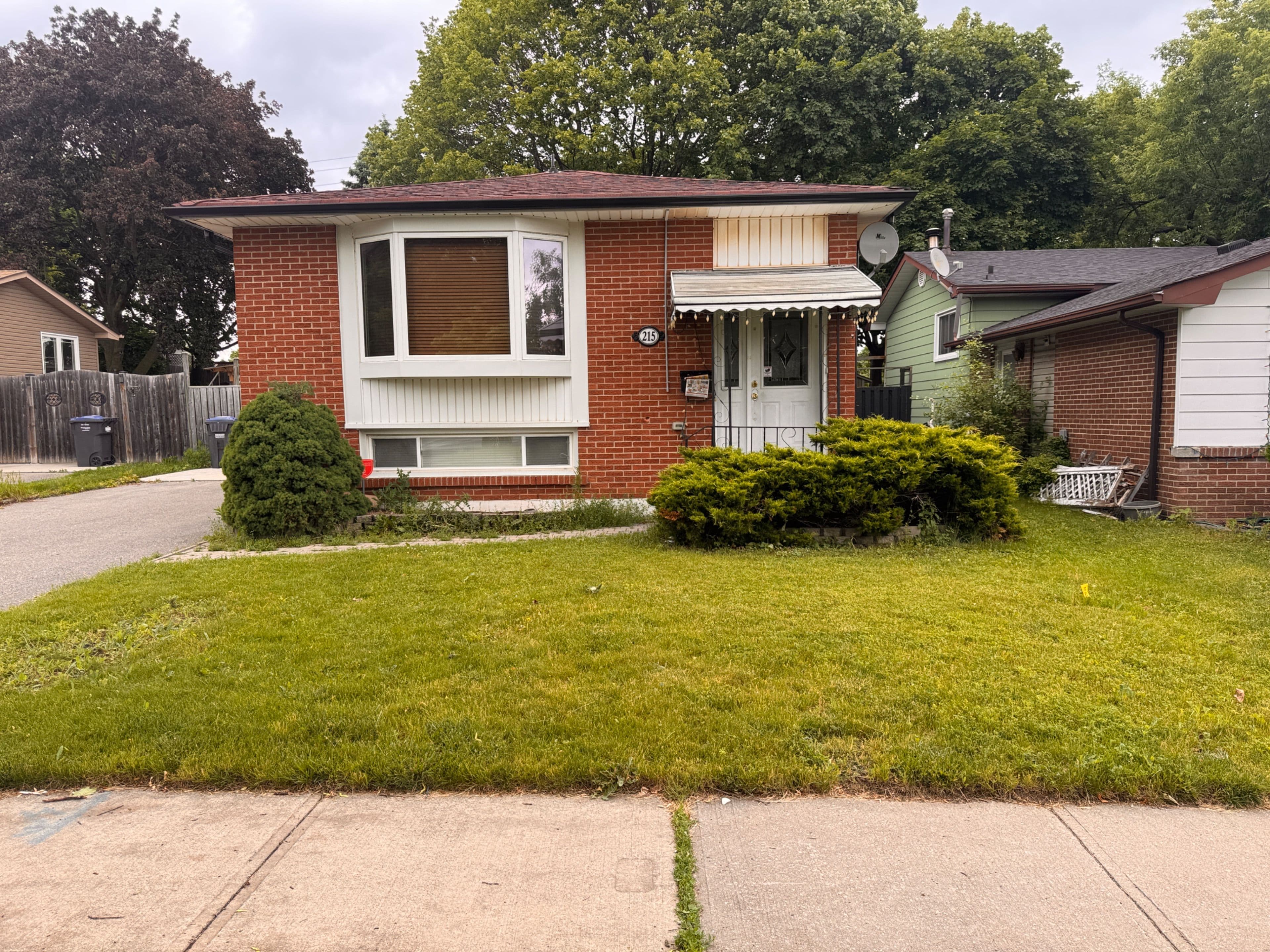 215 Archdekin Drive Main, Brampton, ON L6V 1Y8