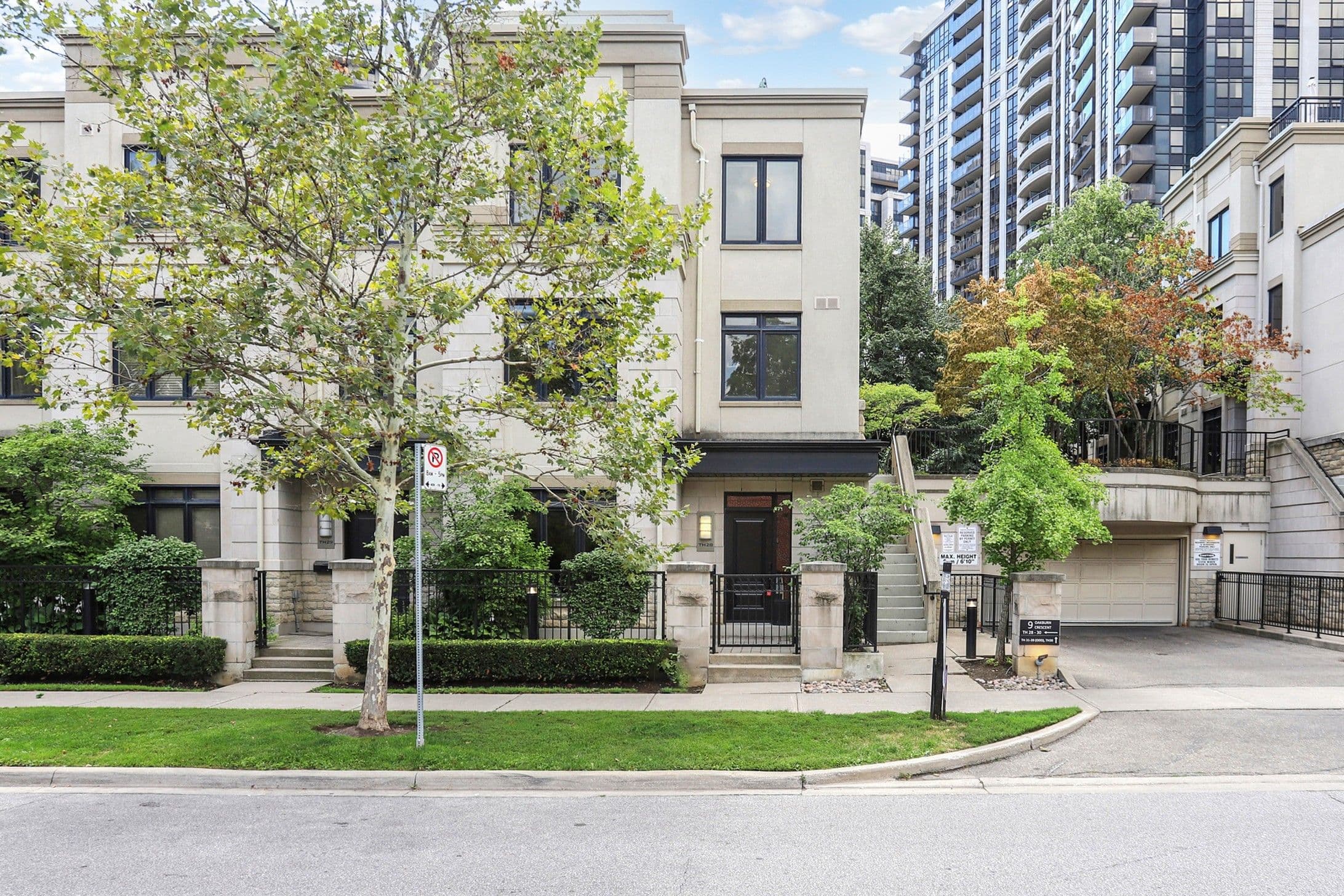 9 Oakburn Crescent TH 28, Toronto C14, ON M2N 2T5