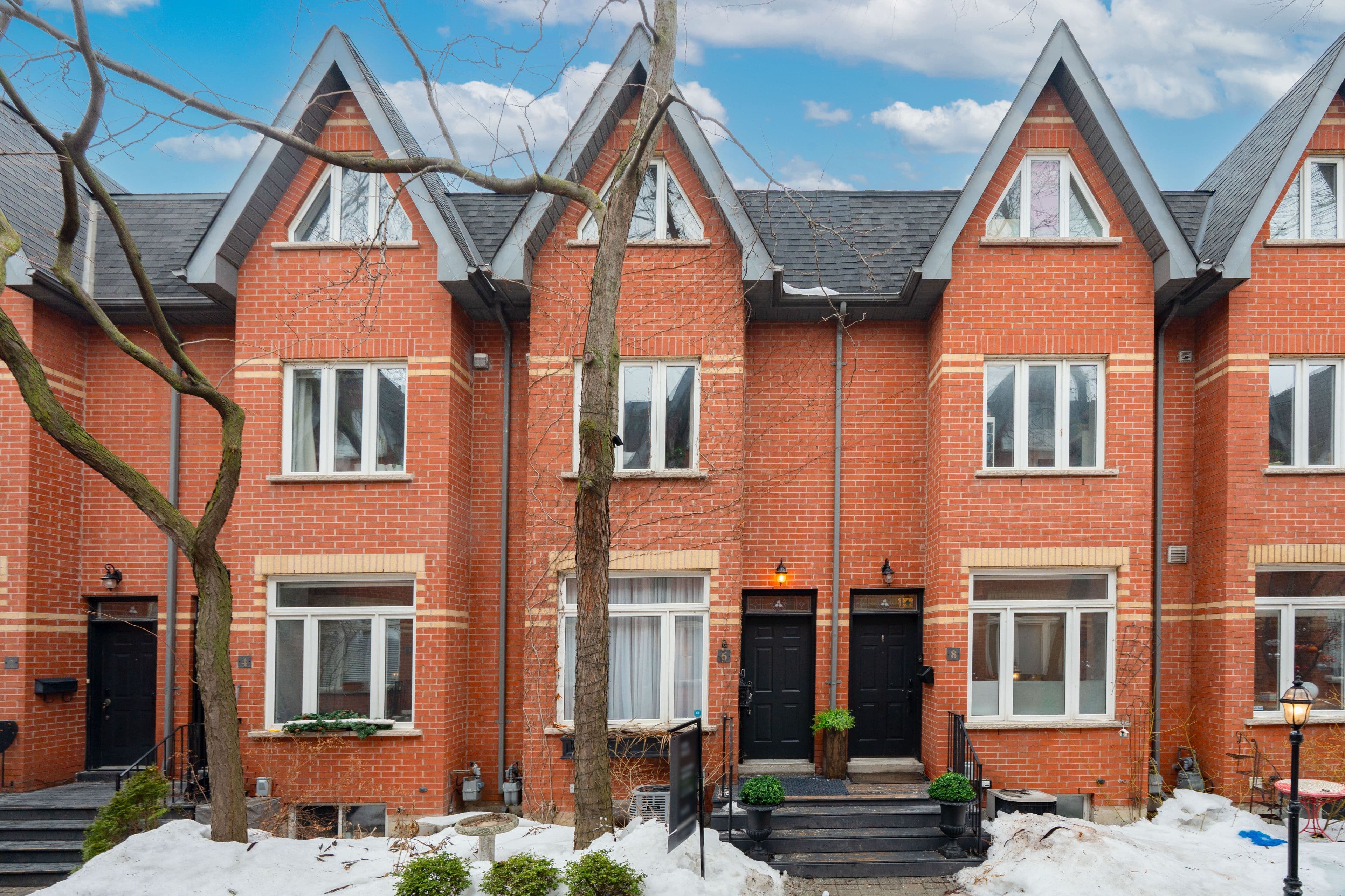 6 Old Trillium Lane, Toronto C08, ON M5A 4T2