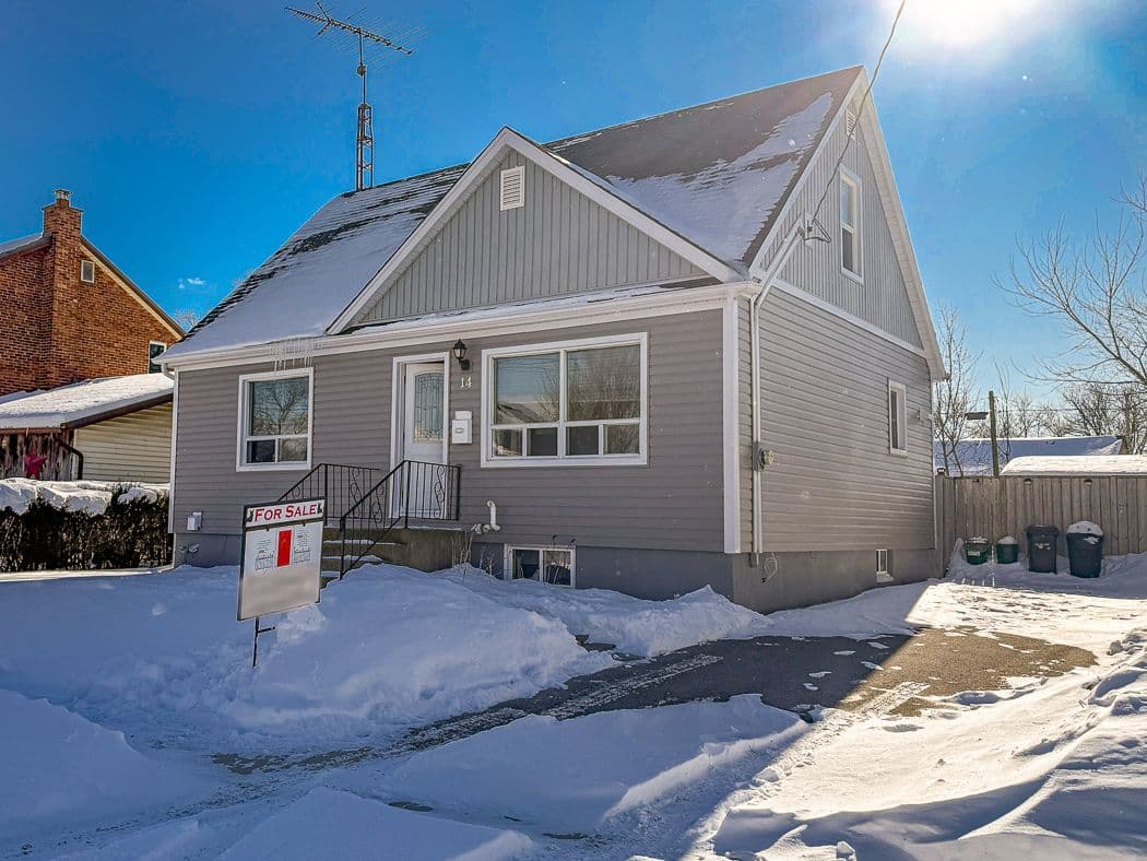 14 Oakwood Avenue, St. Catharines, ON L2P 1L1