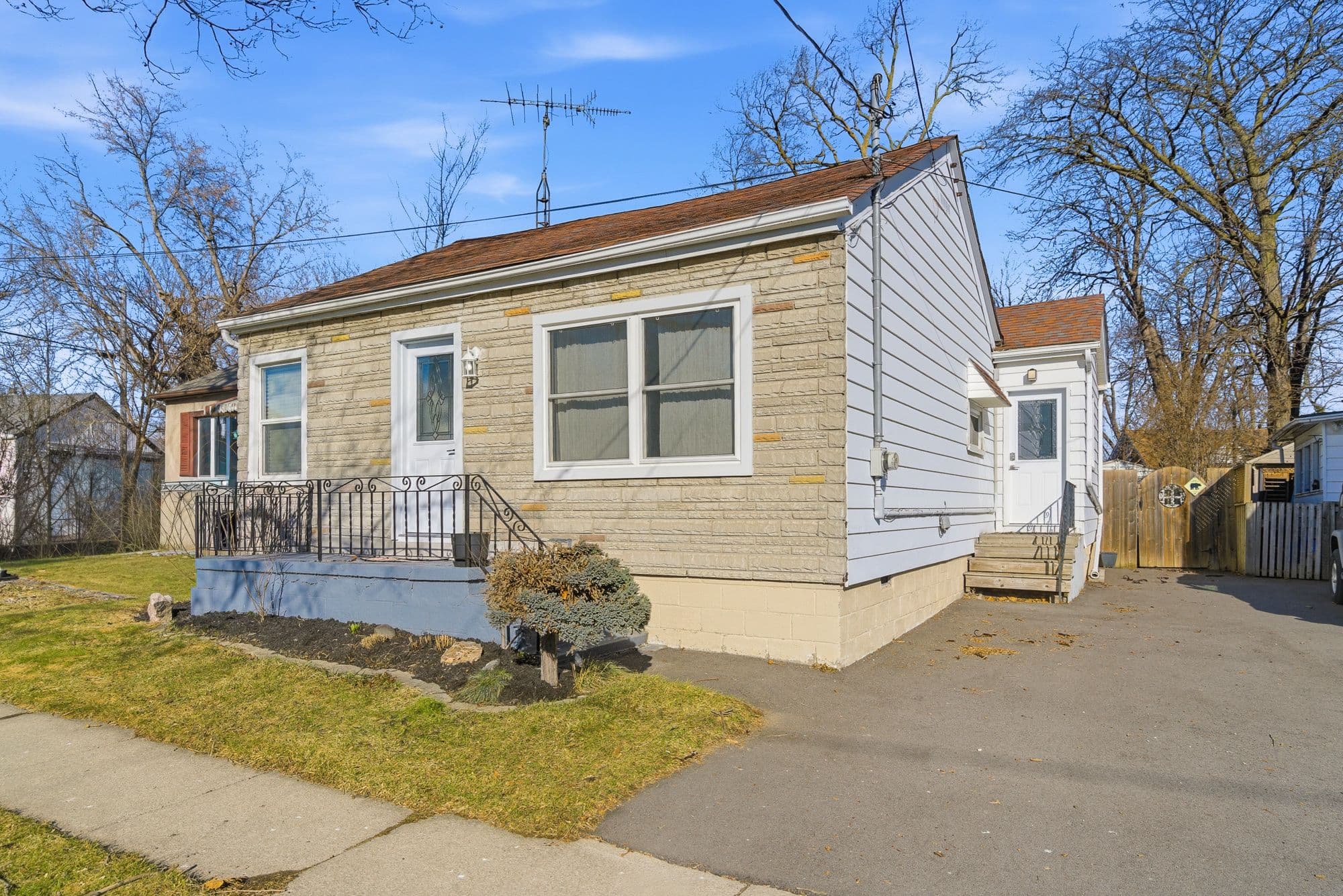 7 Elmwood Avenue, St. Catharines, ON L2R 2T5