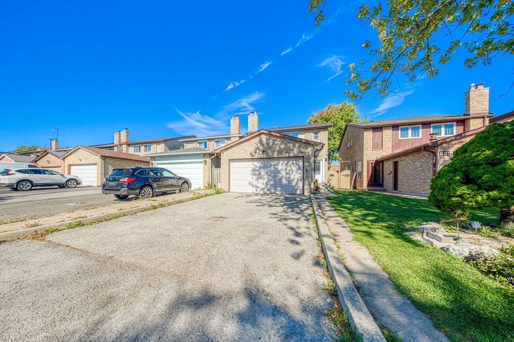 106 Upton Crescent, Markham, ON L3R 3T4