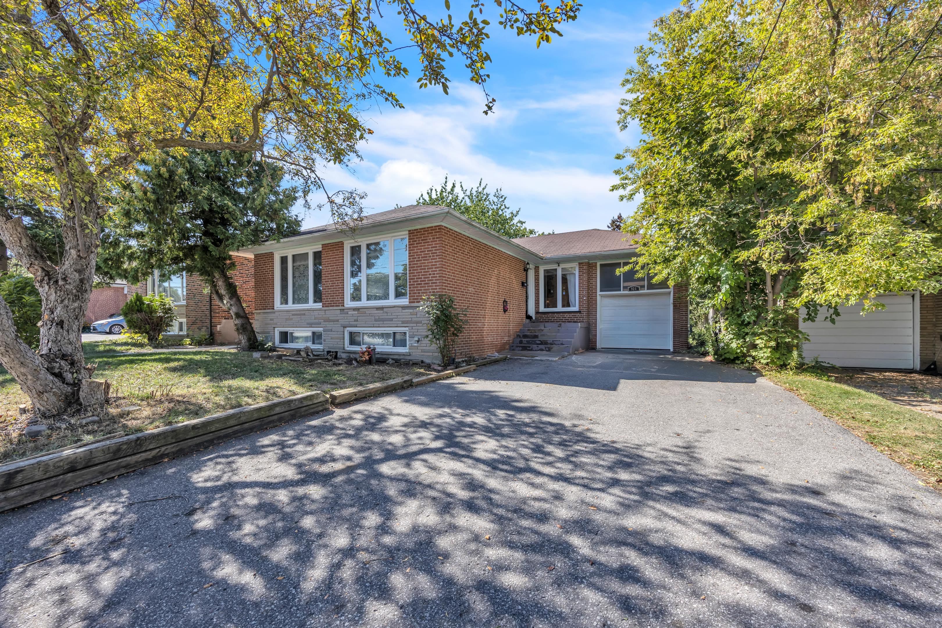 926 Willowdale Avenue, Toronto C14, ON M2M 3C1