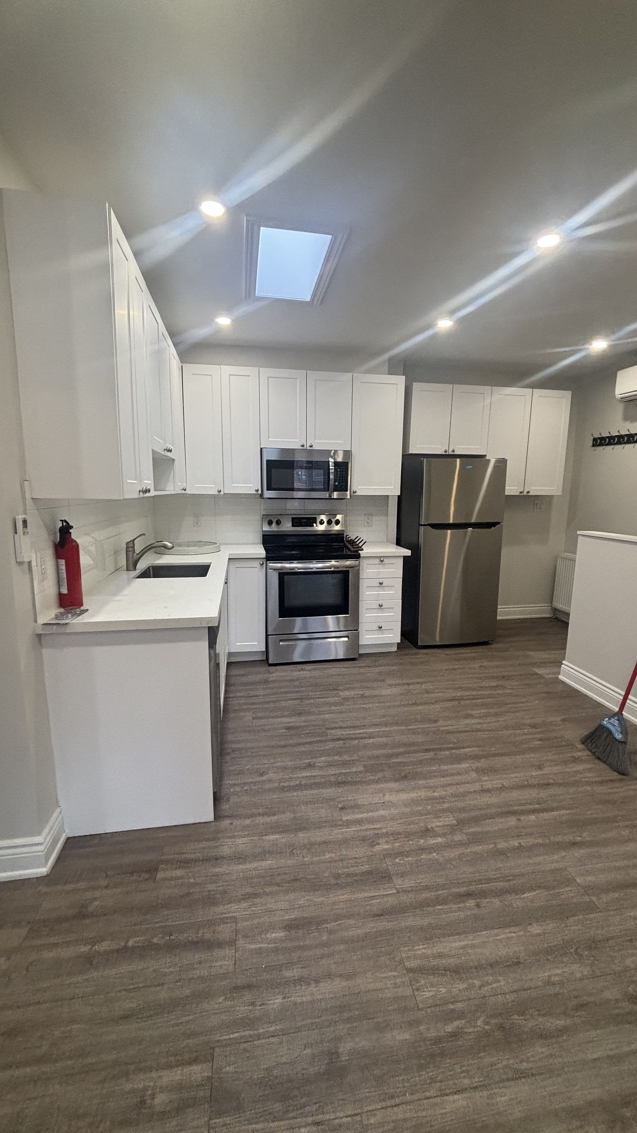 3289 Lakeshore Boulevard W 1, Toronto W06, ON M8W 1M8