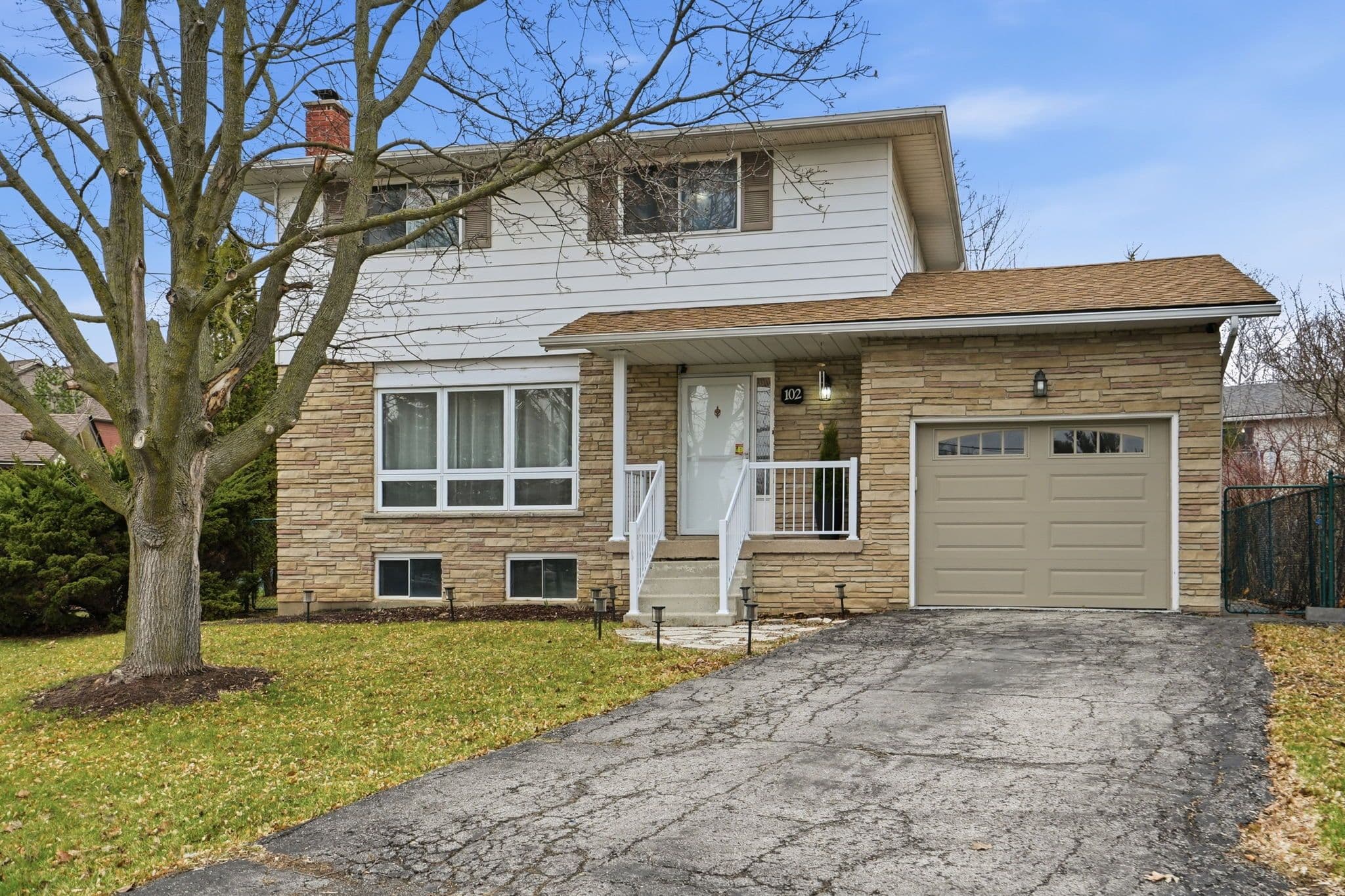 102 Dundee Drive, Haldimand, ON N3W 1J8