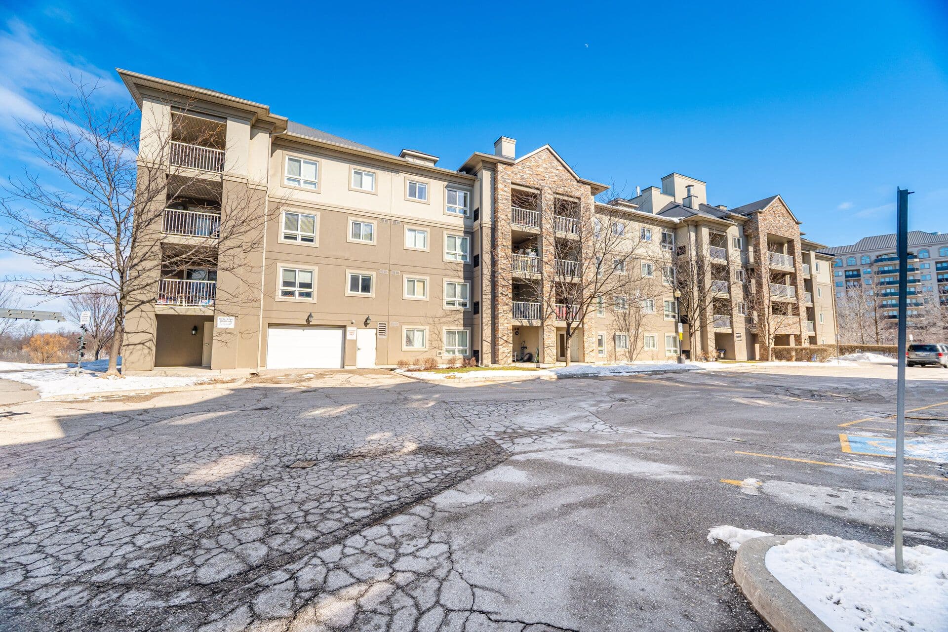 8 Dayspring Circle 1420, Brampton, ON L6P 2Z7