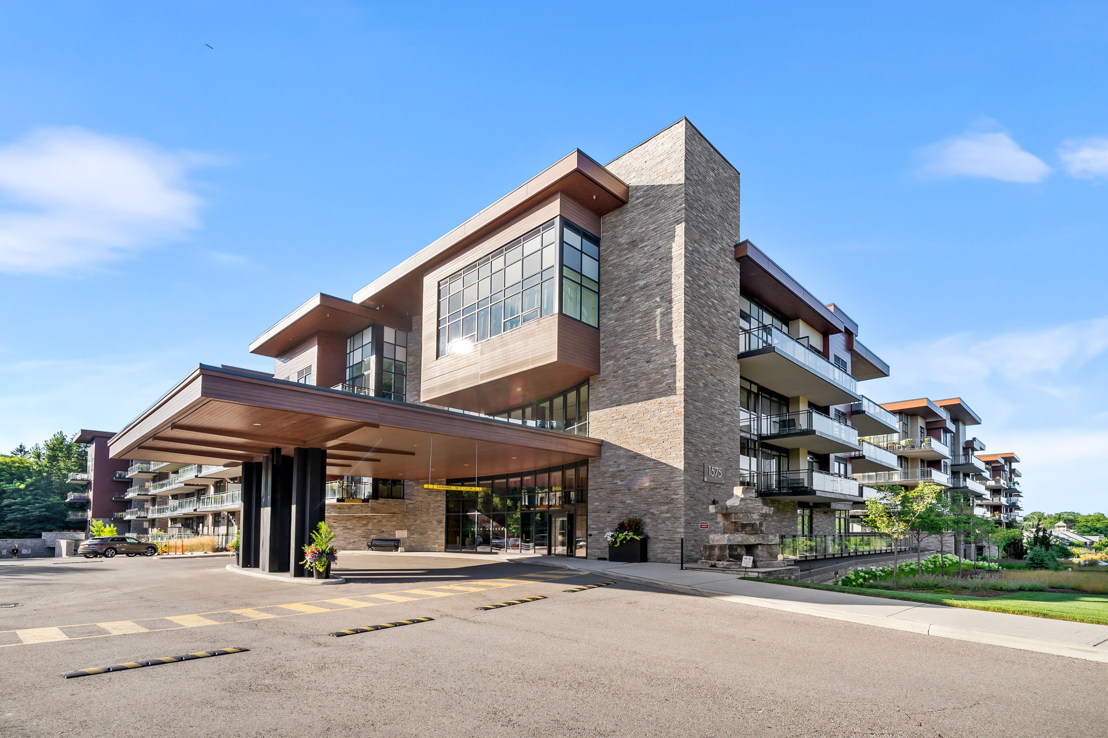 1575 Lakeshore Road W 111, Mississauga, ON L5J 1J4