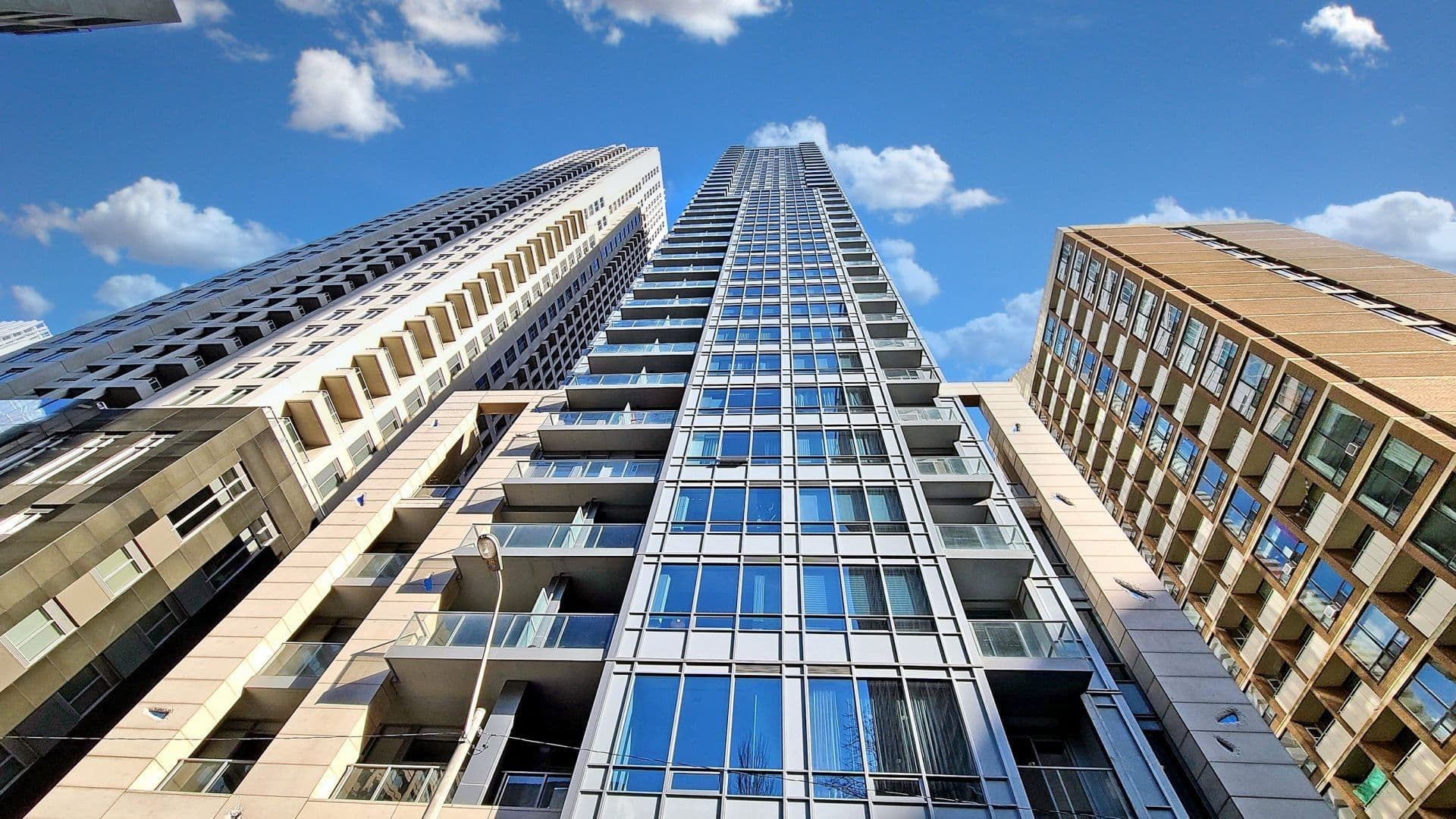 21 Balmuto Street 1204, Toronto C01, ON M4G 1S5