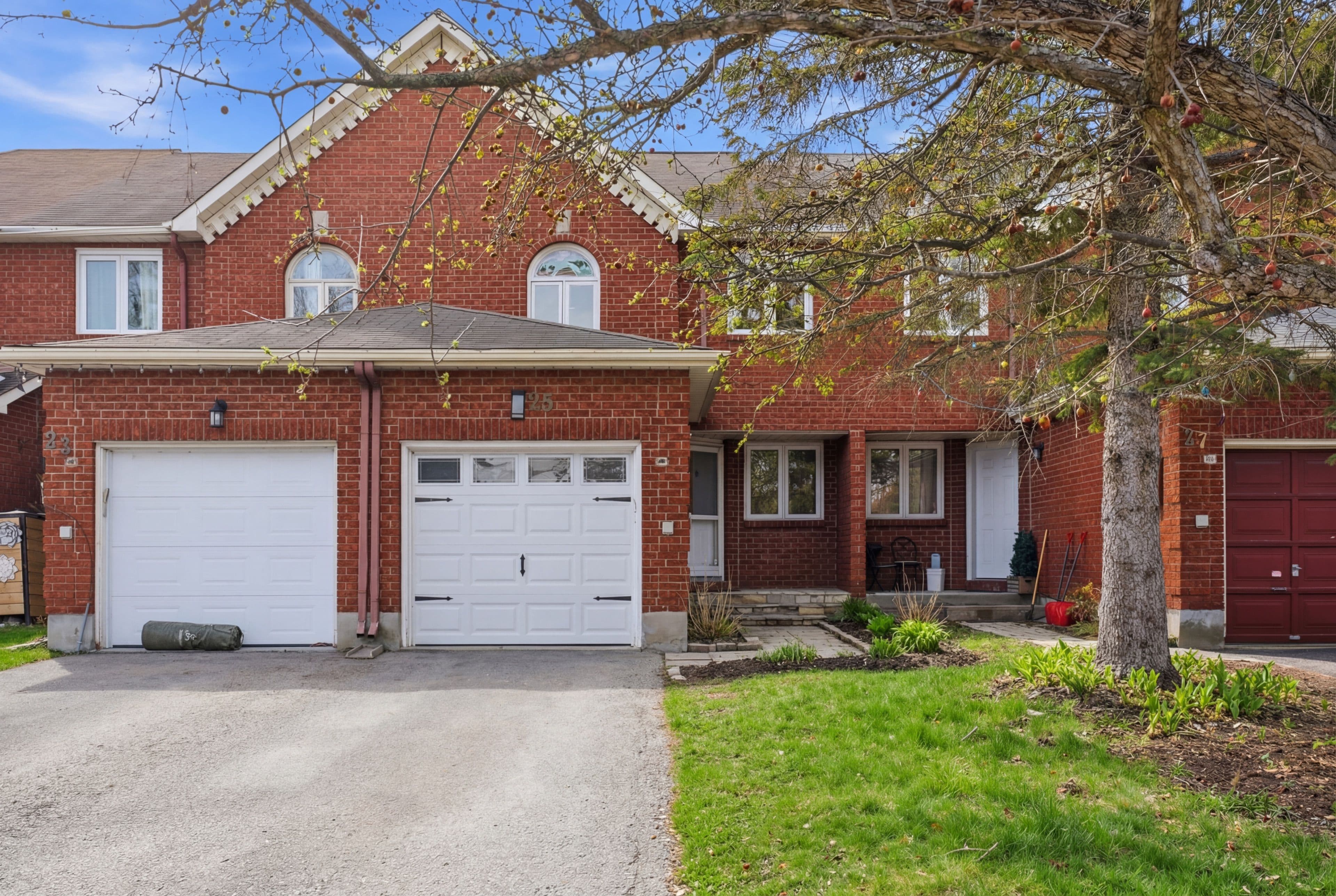 25 Robarts Crescent, Kanata, ON K2L 3Z4