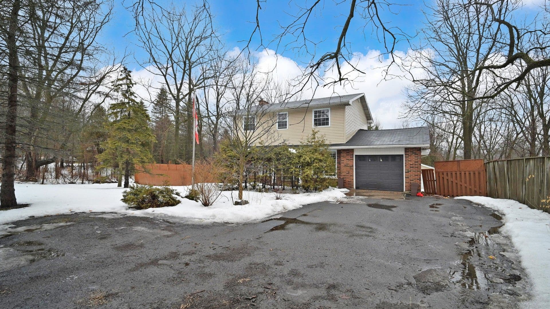 301 Garner Road E, Hamilton, ON L9G 3K9