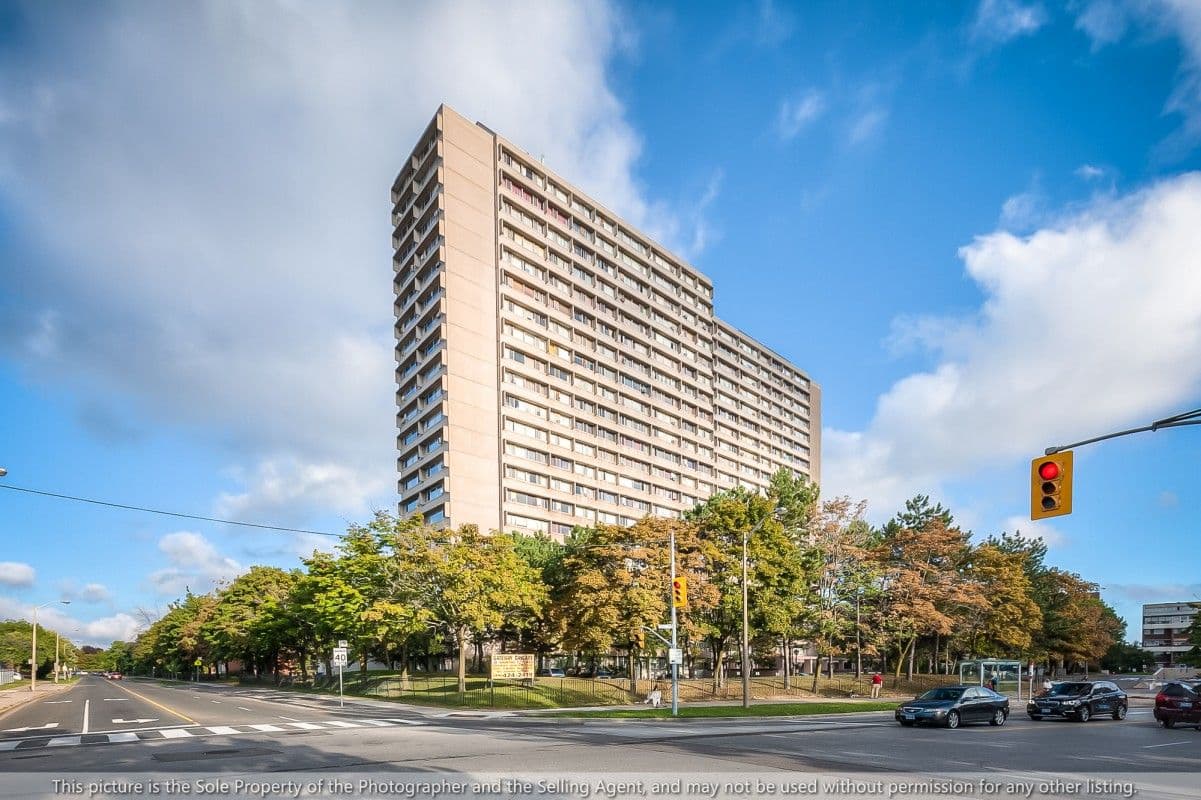 100 Leeward Glenway 1401, Toronto C11, ON M3C 2Z1