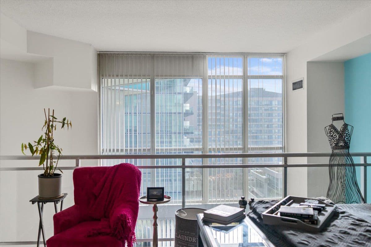 220 Burnhamthorpe Road W 914, Mississauga, ON L5B 4N4