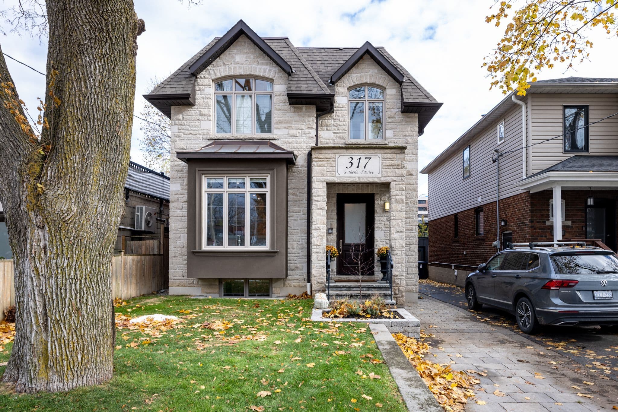 317 Sutherland Drive, Toronto C11, ON M4G 1J6