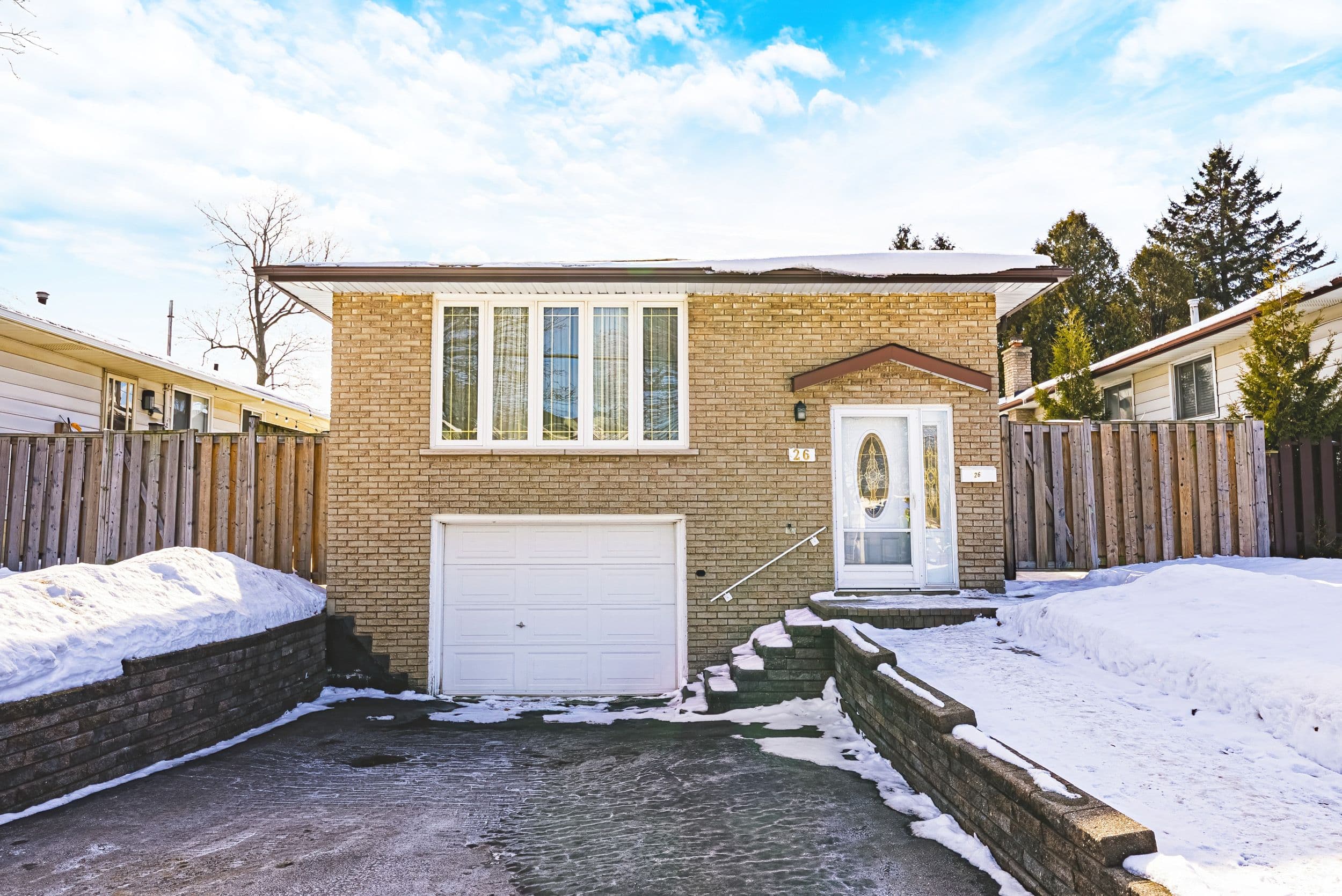 26 Quaker Crescent, Hamilton, ON L8W 1H5