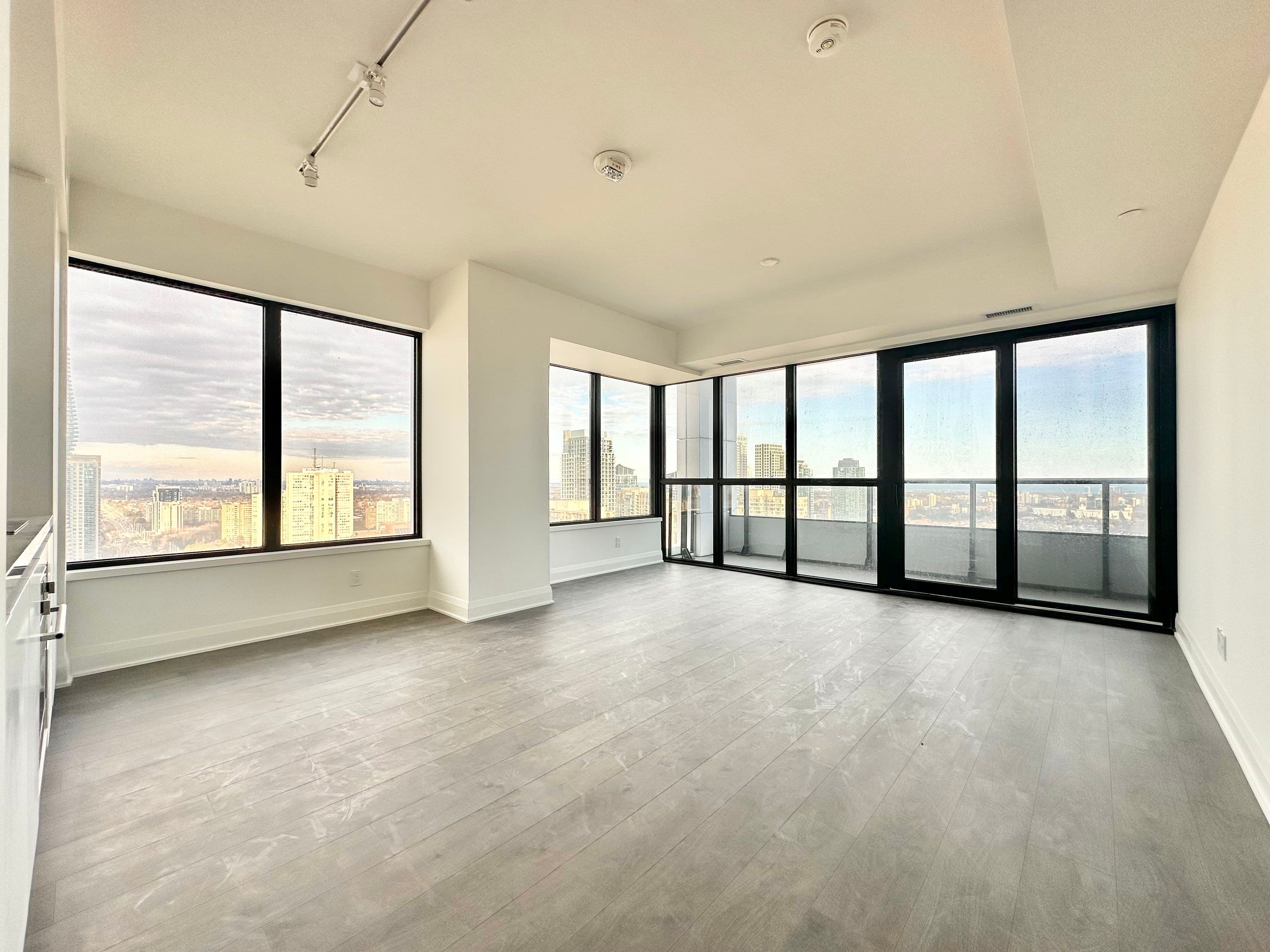 2 Erskine Road 2002, Mississauga, ON L5B 0S1