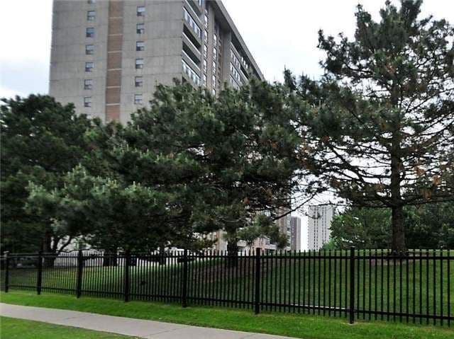 15 Kensington Road 1904, Brampton, ON L6T 3W2