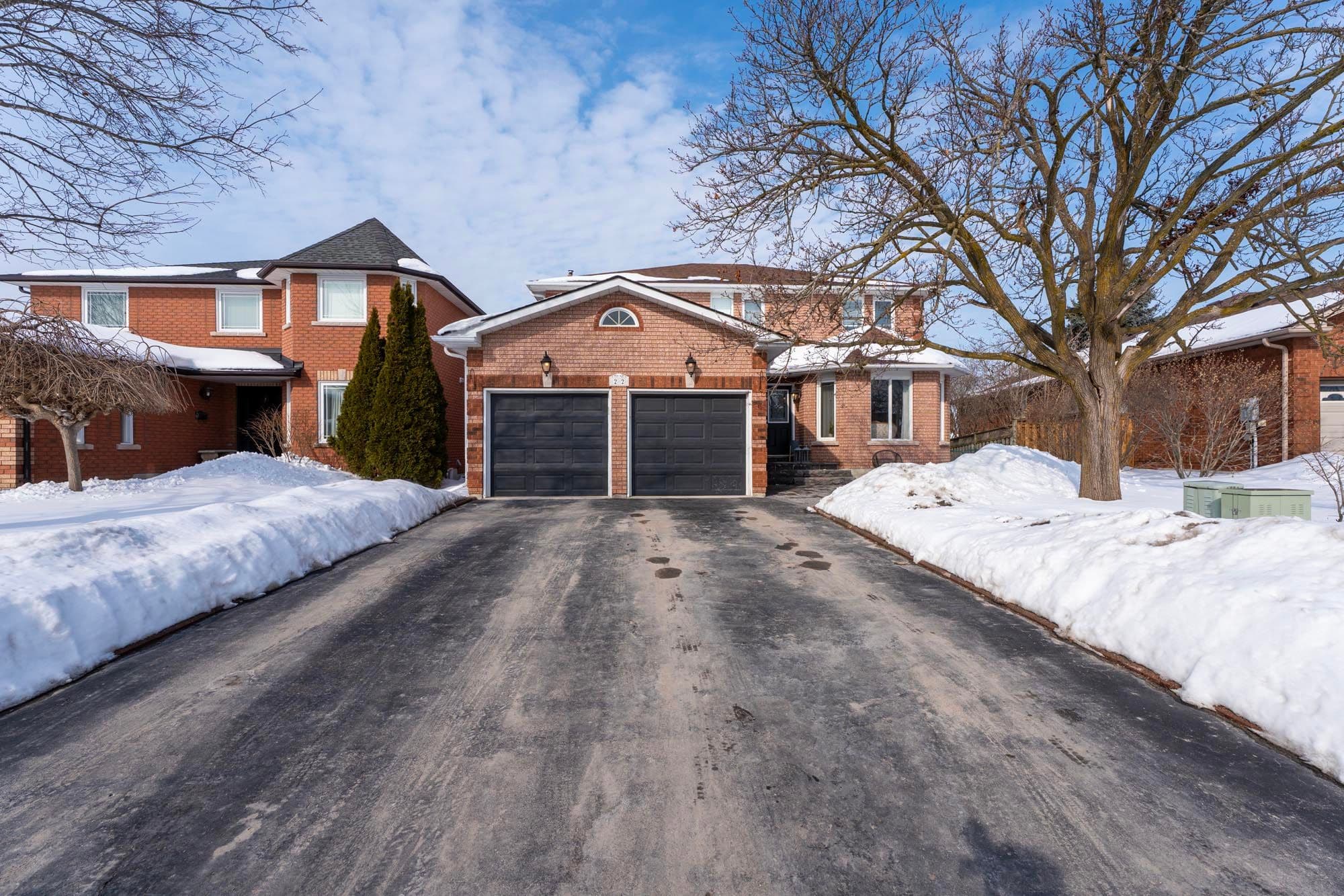 22 Stoddart Court, Bradford West Gwillimbury, ON L3Z 2X8