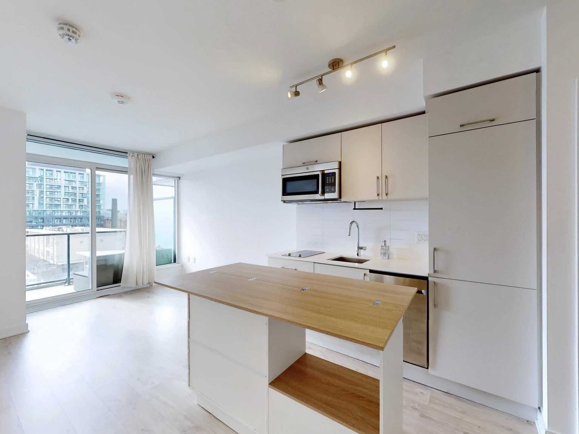 27 Bathurst Street 410, Toronto C01, ON M5V 0R1