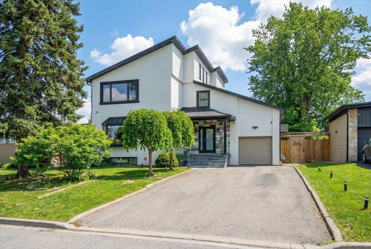 18 Florida Crescent Main, Toronto W05, ON M9M 1P5