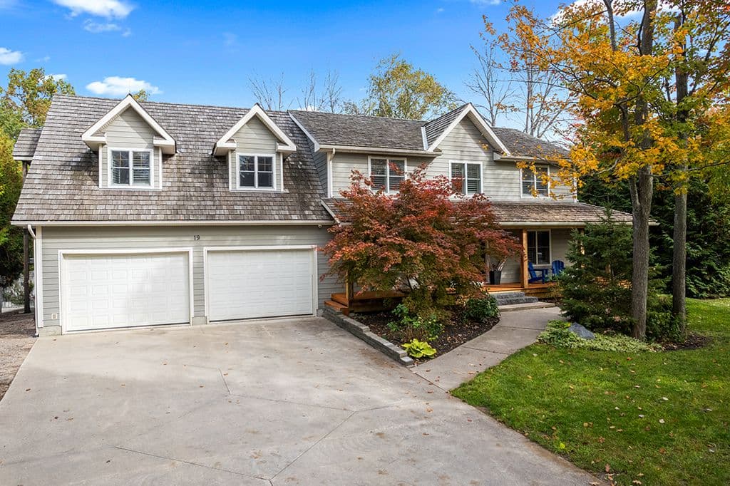 19 Indianola Crescent, Wasaga Beach, ON L9Z 2W4