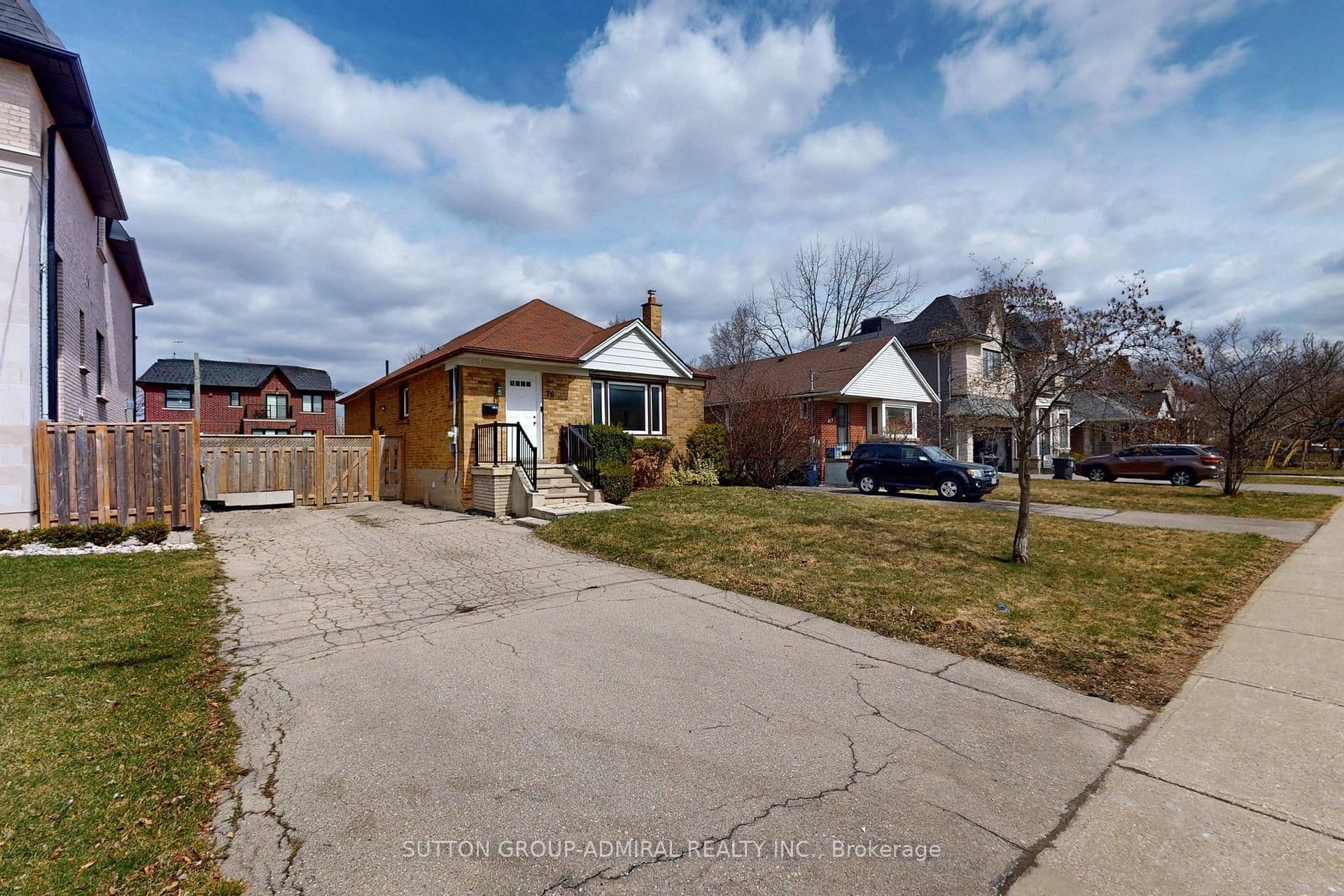 76 Ridgevale Drive, Toronto C04, ON M6A 1L1