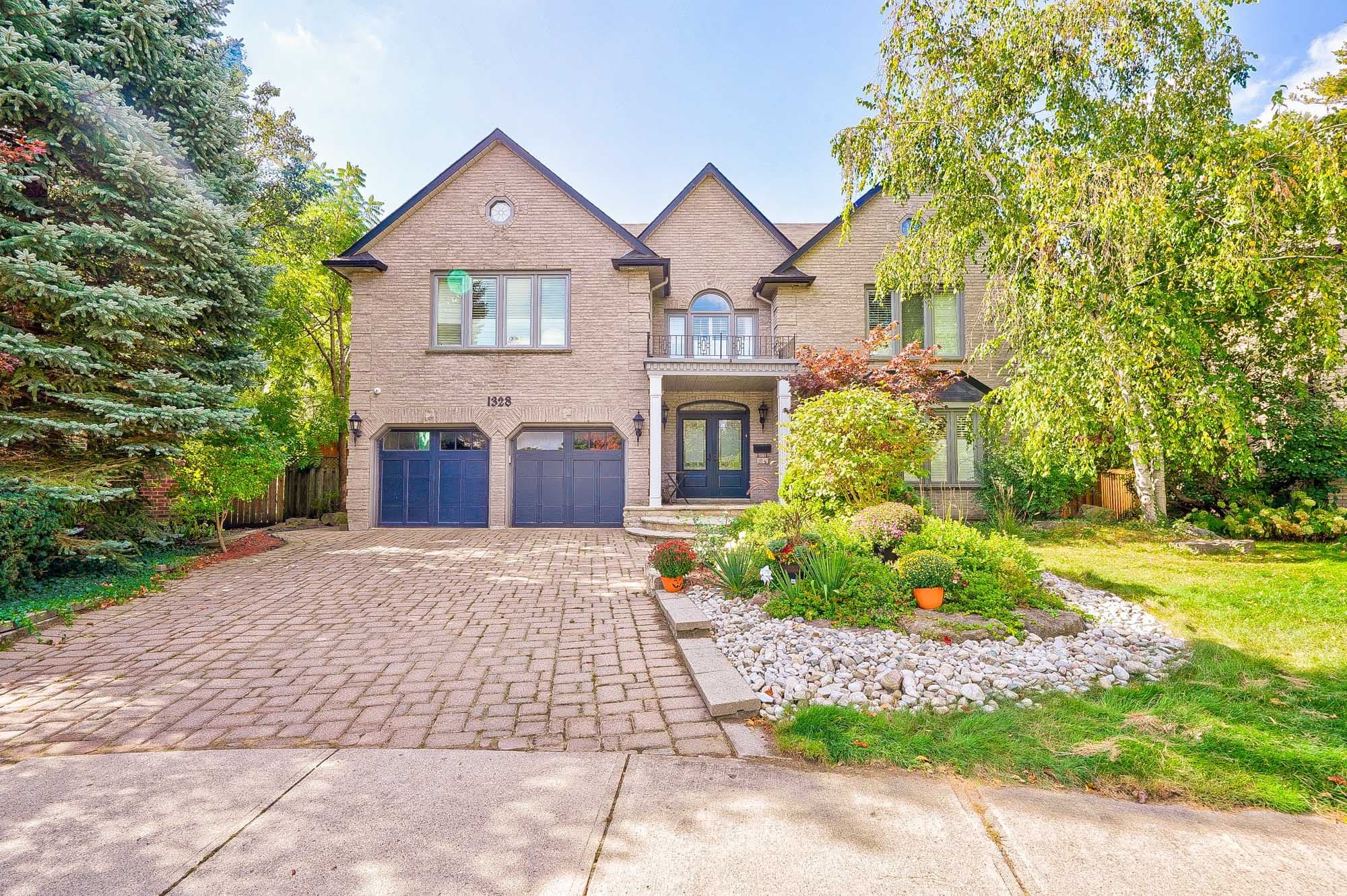 1328 King Henry Court, Oakville, ON L6M 2Y6