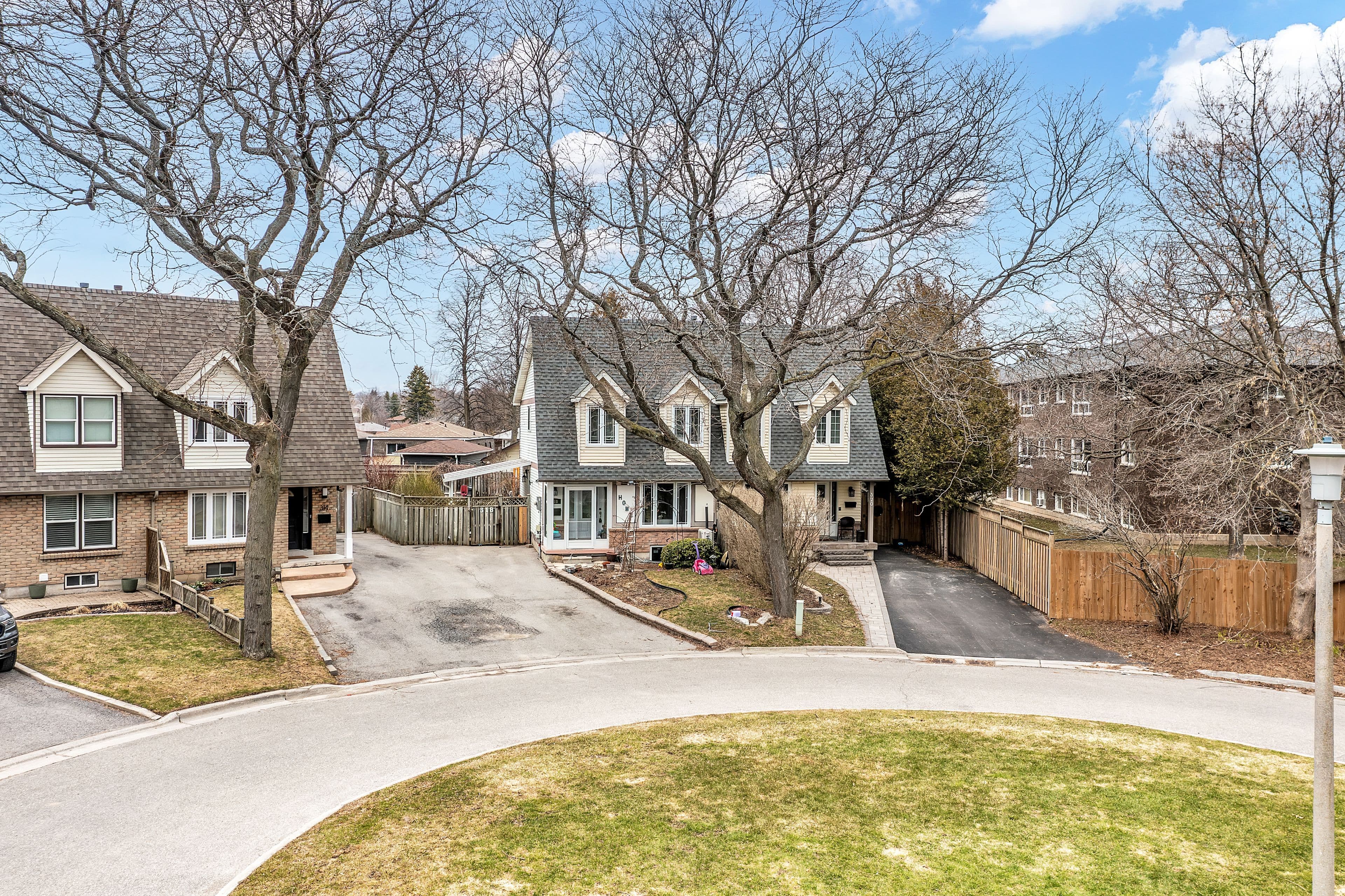 318 Rondeau Court, Oshawa, ON L1J 6N4