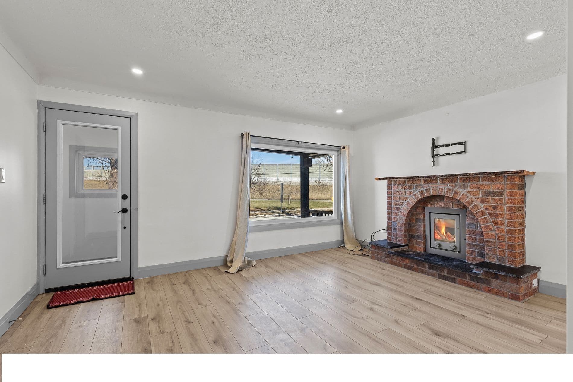 14 Elmwood Avenue, St. Catharines, ON L2R 2T7