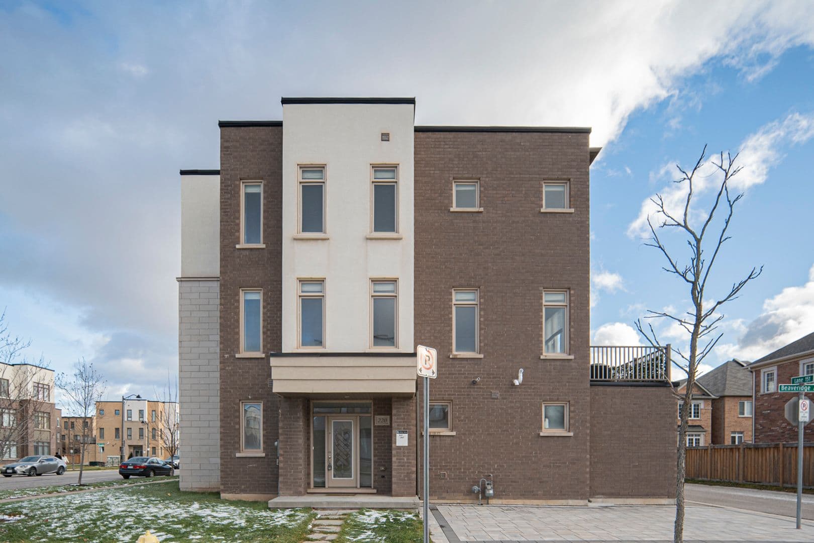 220 Beaveridge Avenue, Oakville, ON L6H 7C3