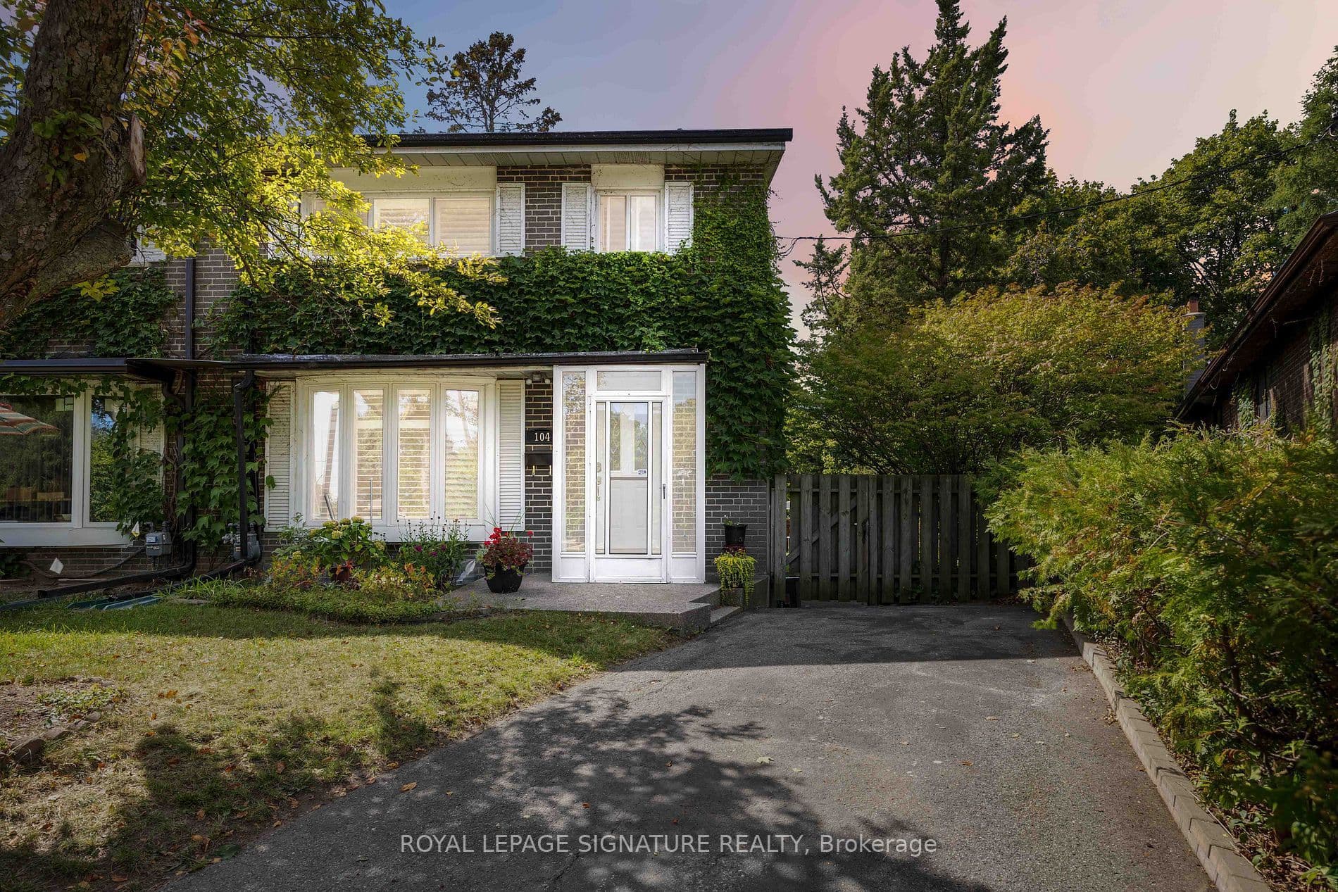 104 Billington Crescent, Toronto C13, ON M3A 2G6